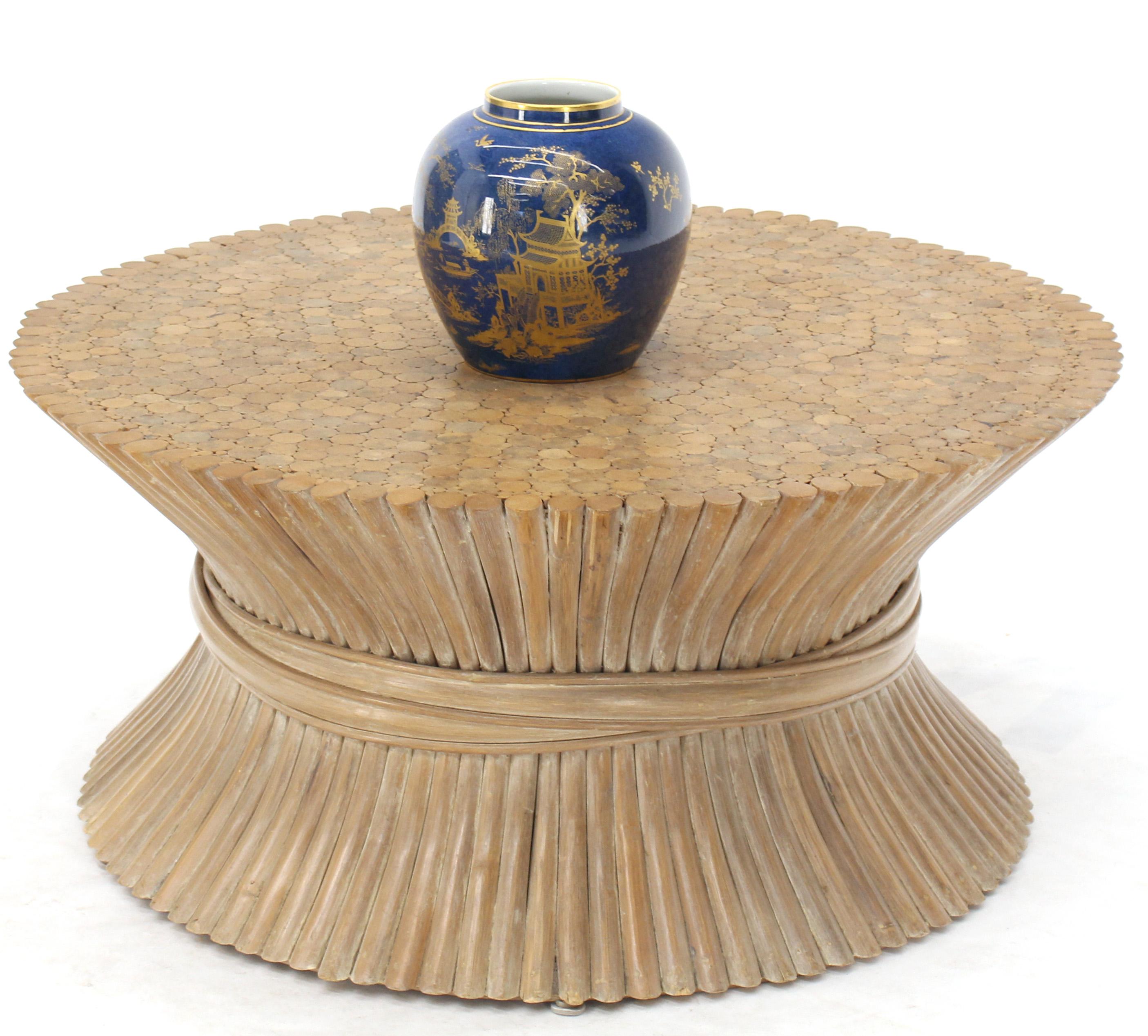 Runder Couchtisch aus Weizen-Bambusimitat mit Blattsockel, Mid-Century Modern McGuire (Moderne der Mitte des Jahrhunderts) im Angebot