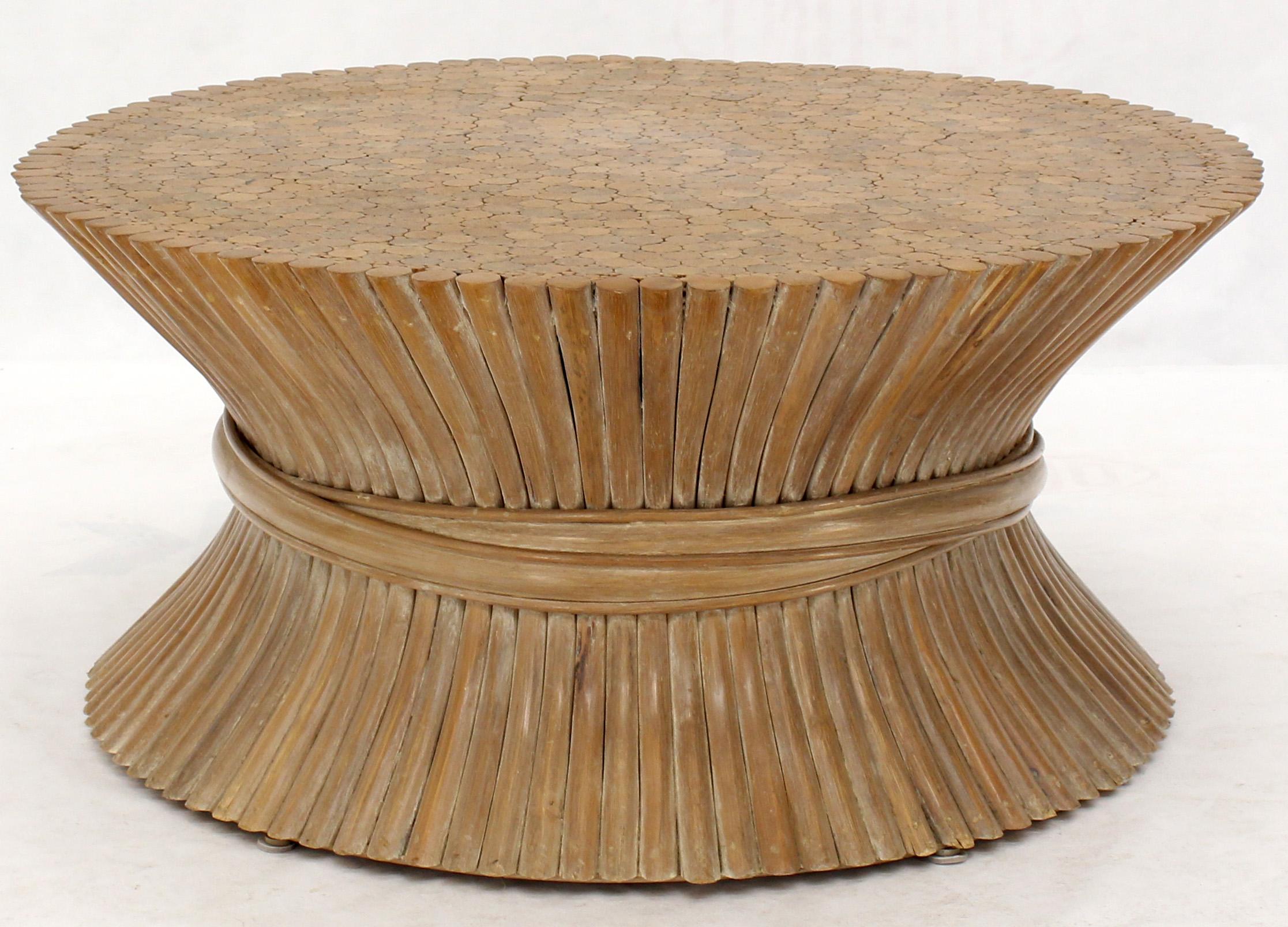 Runder Couchtisch aus Weizen-Bambusimitat mit Blattsockel, Mid-Century Modern McGuire (amerikanisch) im Angebot