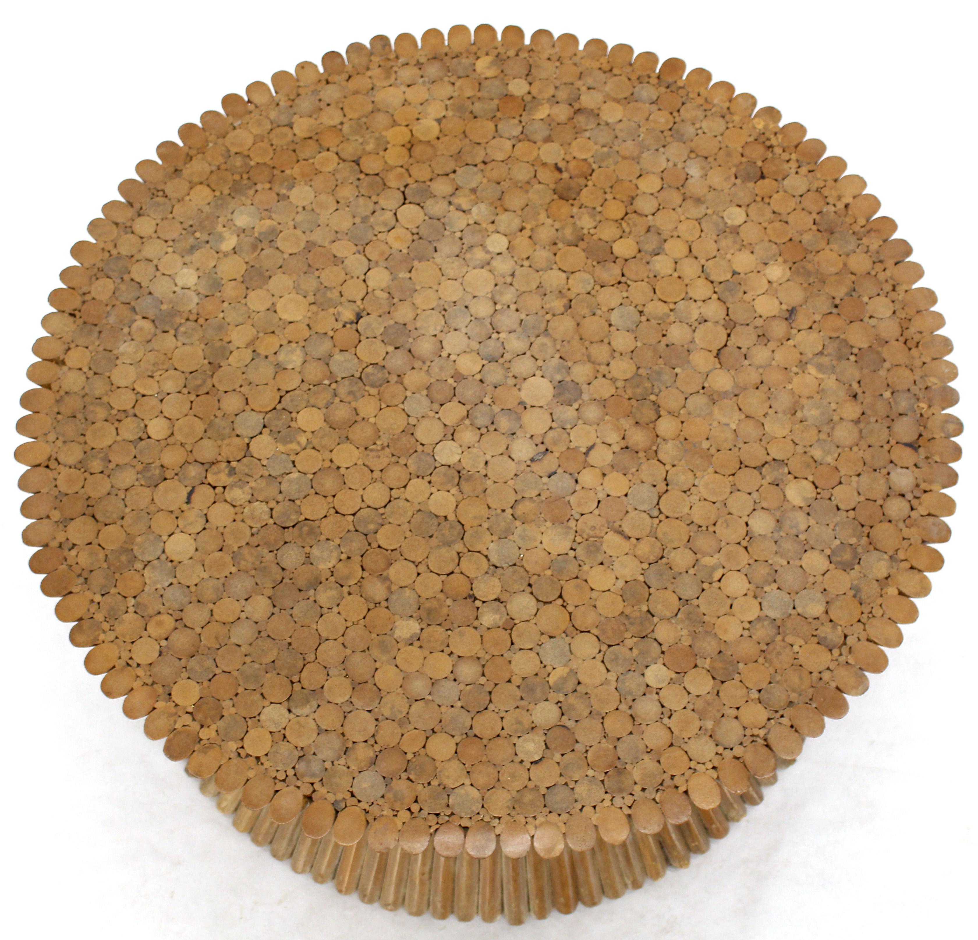 Runder Couchtisch aus Weizen-Bambusimitat mit Blattsockel, Mid-Century Modern McGuire im Zustand „Hervorragend“ im Angebot in Rockaway, NJ