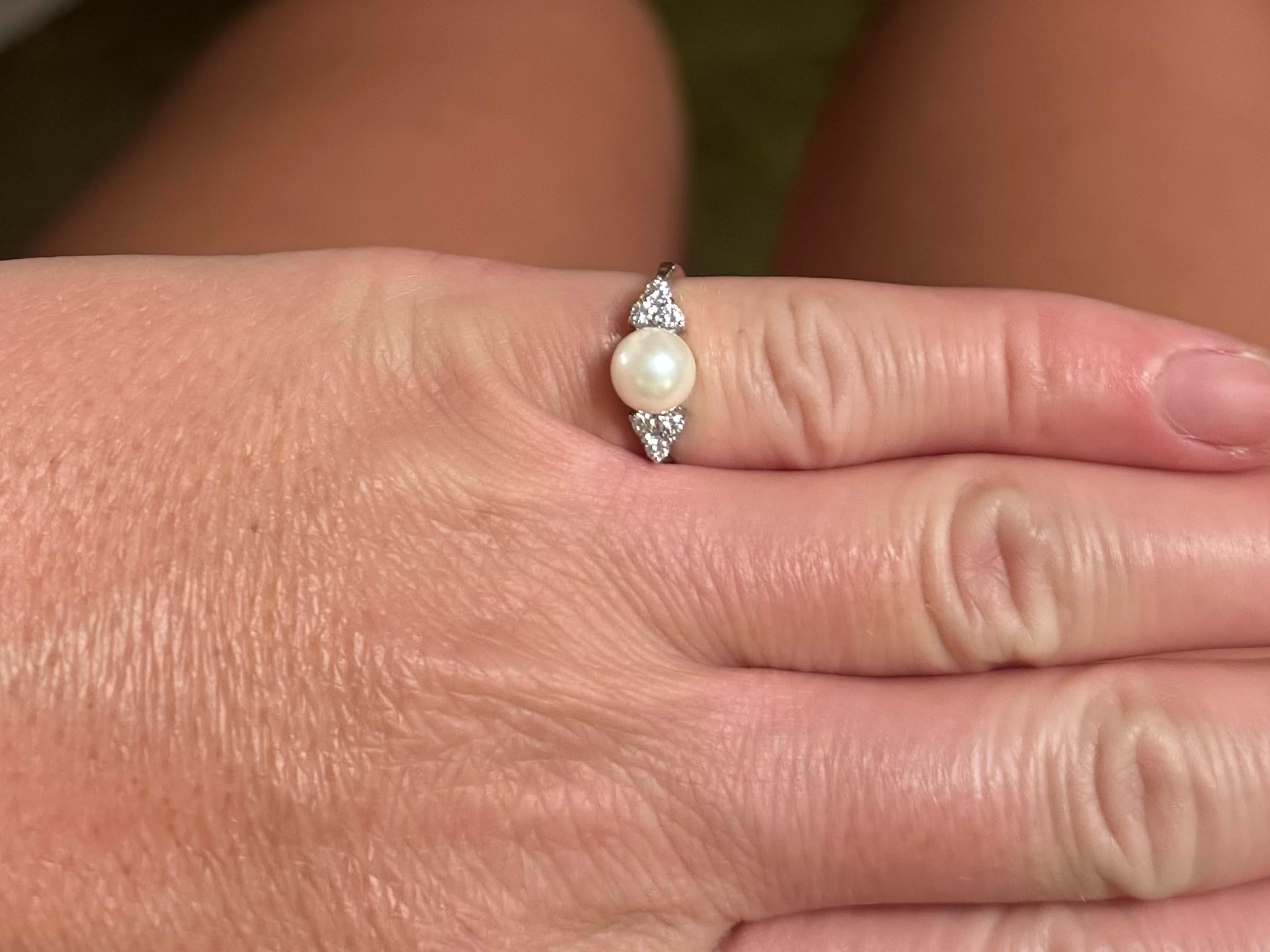 Specifiche dell'anello:

Metallo: oro bianco 14k

Peso totale: 2.7 grammi

Diametro della perla: 7 mm

Tipo di perla: Perla Akoya bianca

Conteggio dei diamanti:  6 tagli a brillante

Colore del diamante: G-I

Chiarezza del diamante: VS2-SI1

Peso