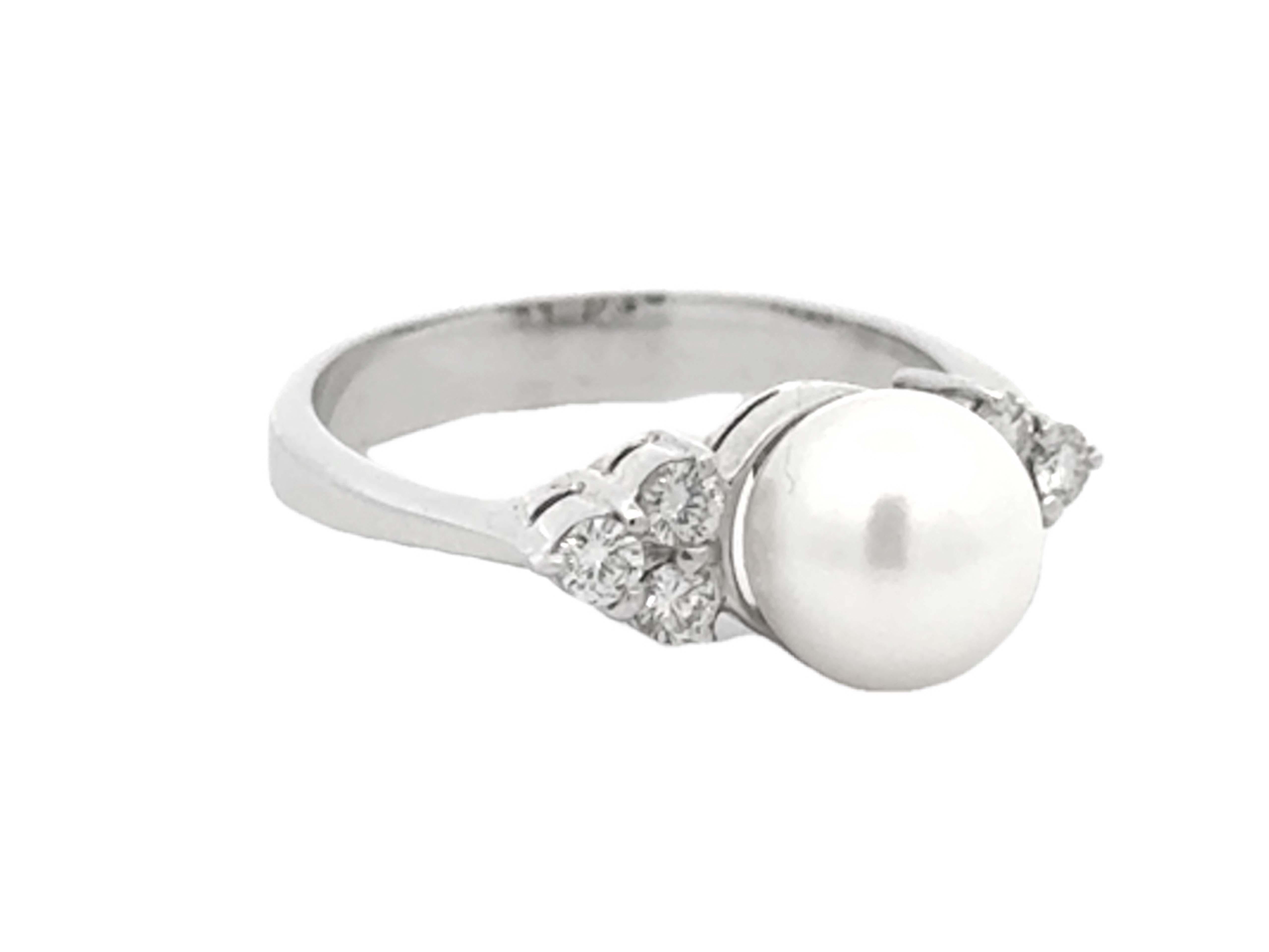 Moderno Anello con perle Akoya bianche rotonde e diamanti in oro bianco massiccio 14 carati in vendita
