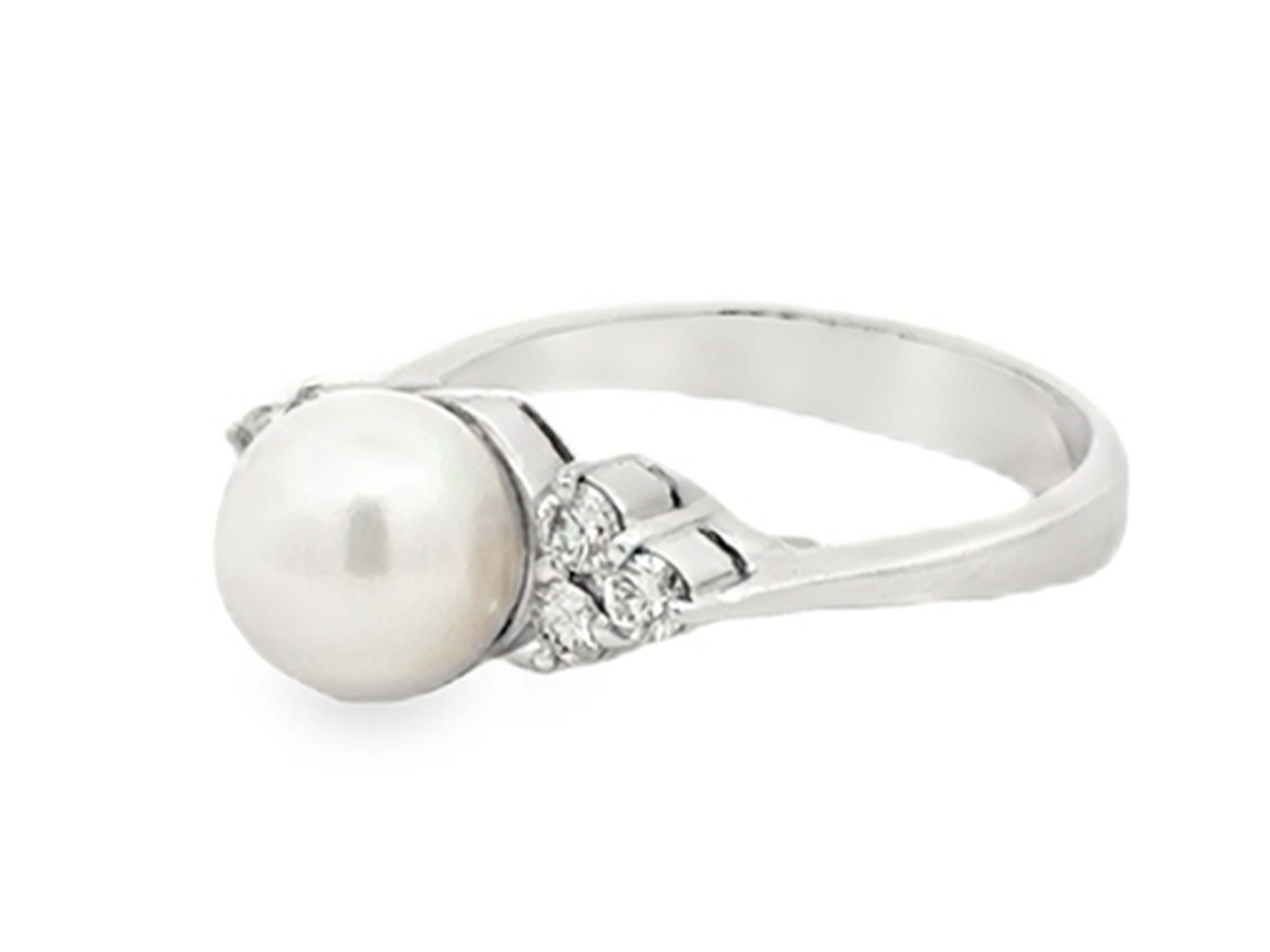 Taglio brillante Anello con perle Akoya bianche rotonde e diamanti in oro bianco massiccio 14 carati in vendita