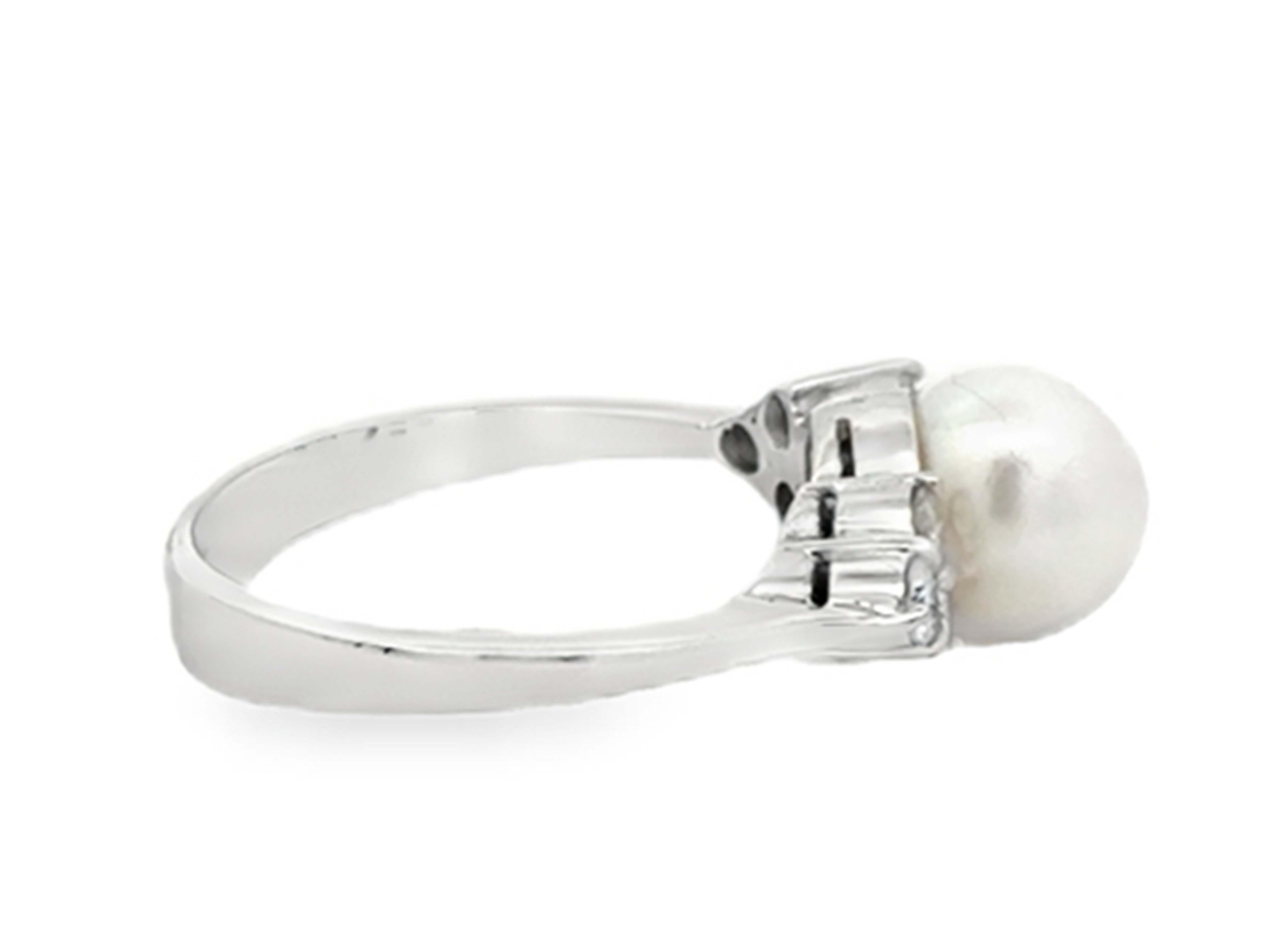 Anello con perle Akoya bianche rotonde e diamanti in oro bianco massiccio 14 carati In condizioni ottime in vendita a Honolulu, HI