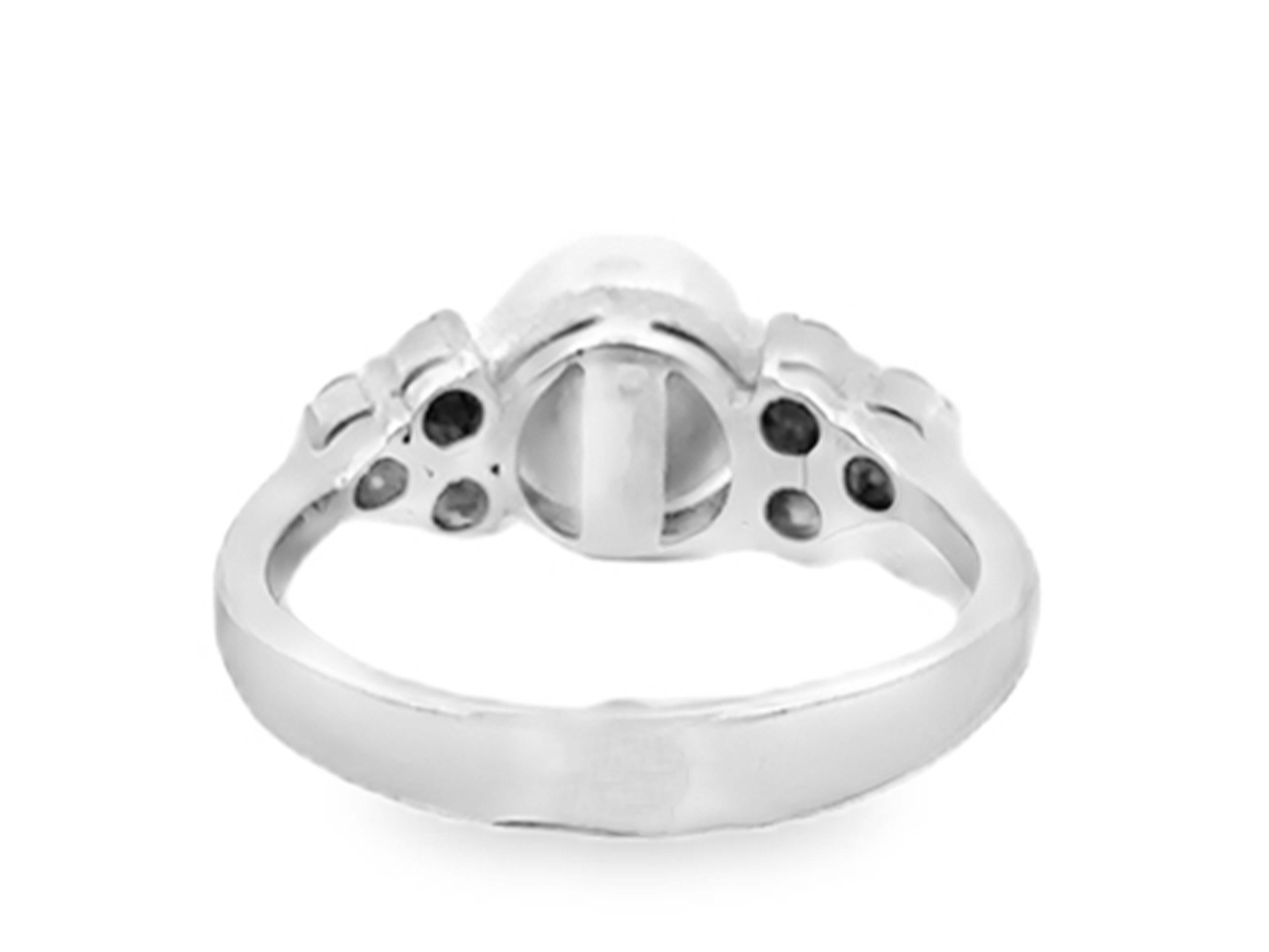 Anello con perle Akoya bianche rotonde e diamanti in oro bianco massiccio 14 carati in vendita 1