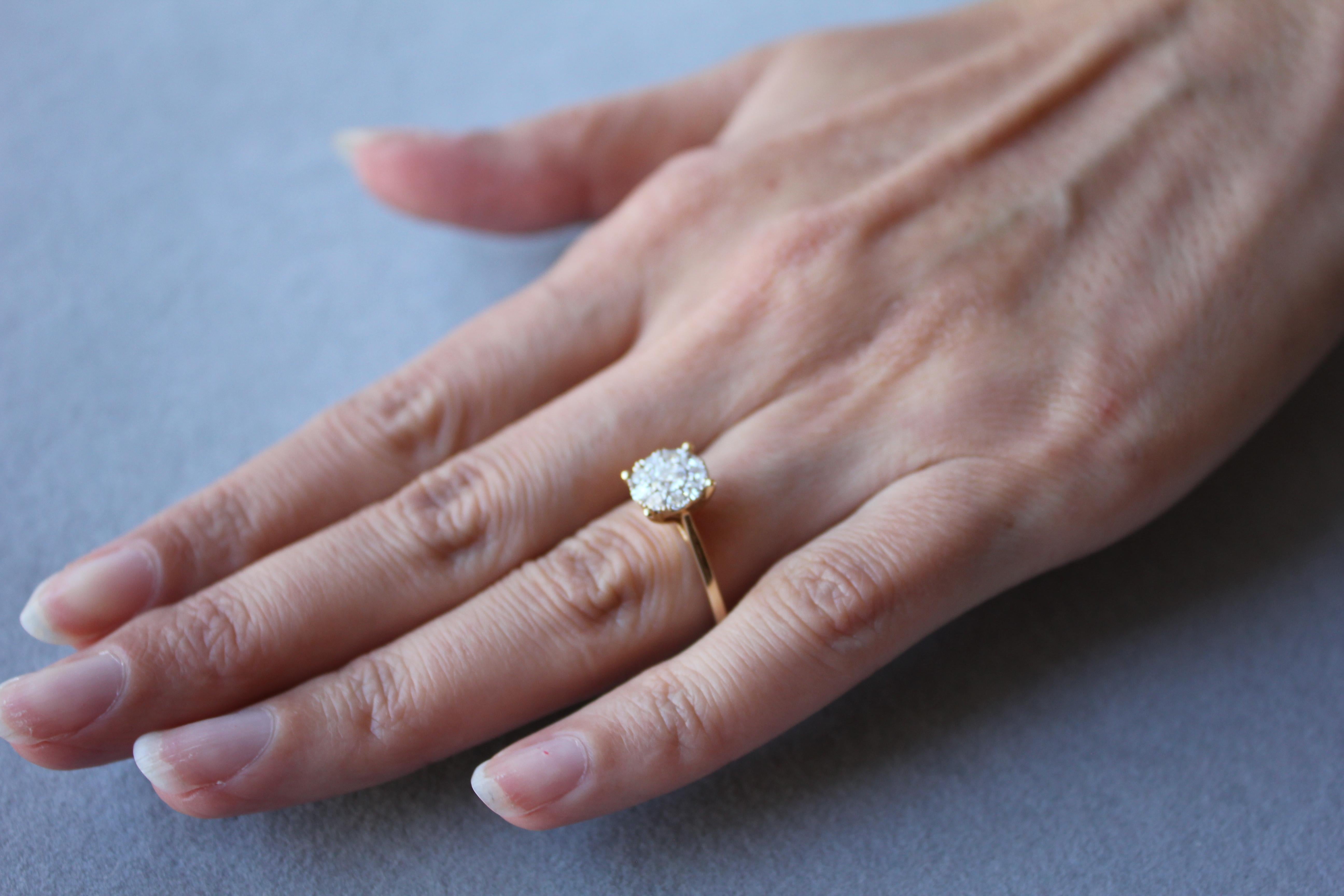 Runder weißer Brillantschliff Diamant Pave Halo Set Illusion 14K Gelbgold Ring im Angebot 4