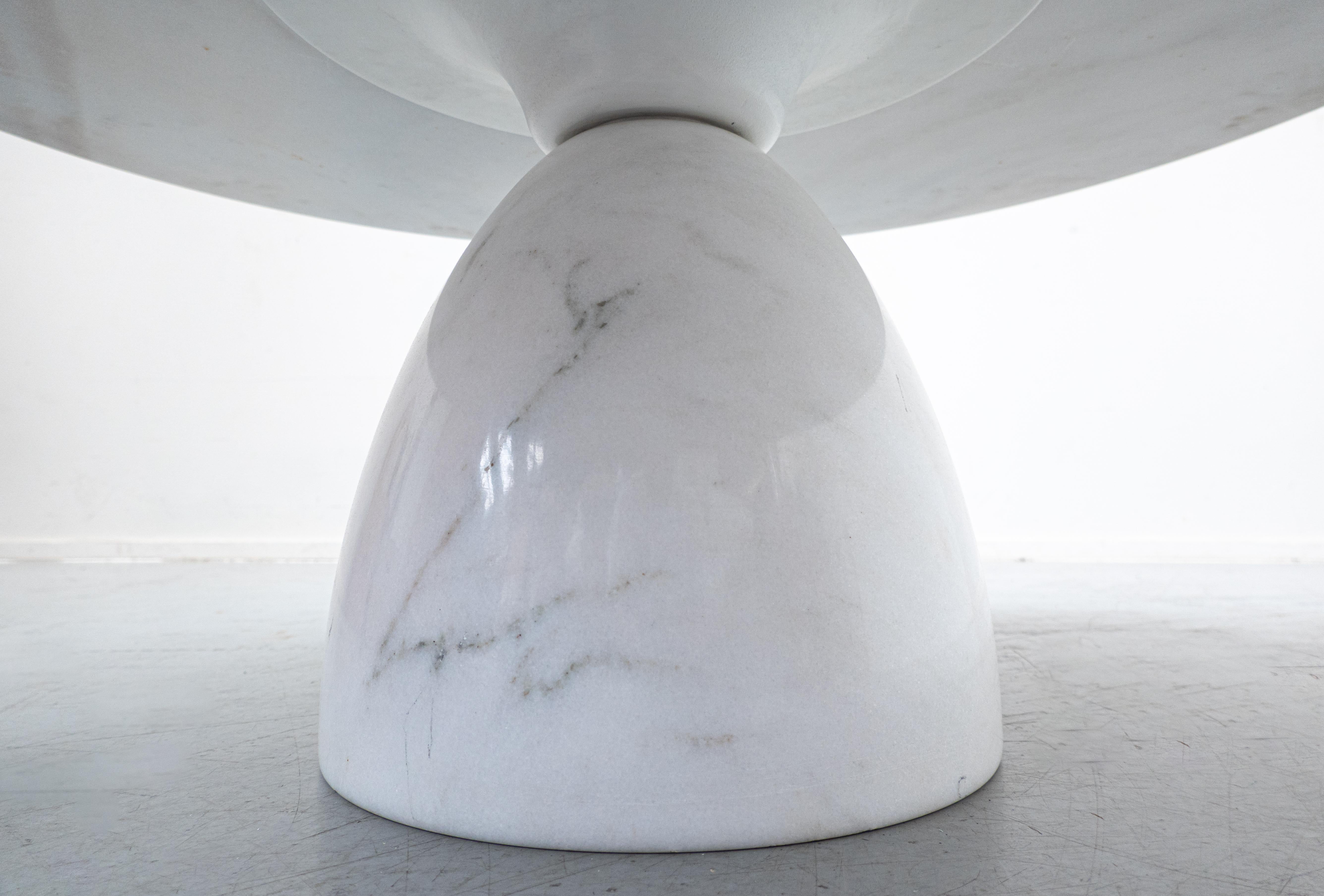 Table basse ronde en marbre blanc de carrare par Peter Draenert, 1970
Allemagne.