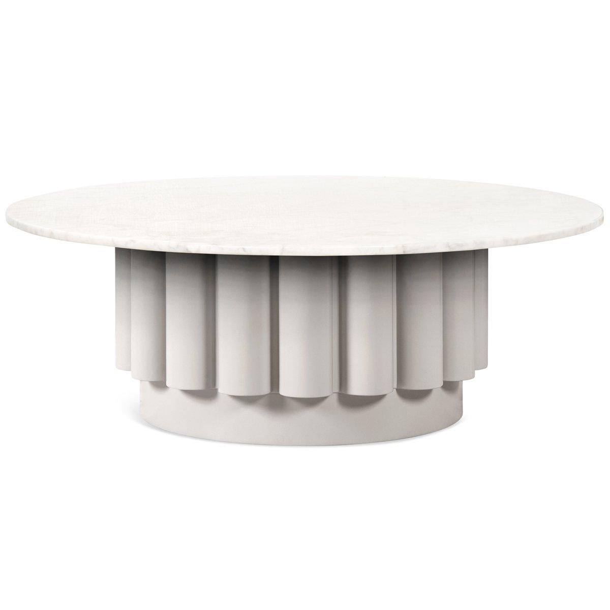 Per chi desidera un centrotavola straordinario per un salotto o un ingresso. La base scanalata con finitura laccata color fumo è l'elemento di design più caratteristico di questo tavolino da caffè personalizzabile. L'elegante piano in marmo bianco