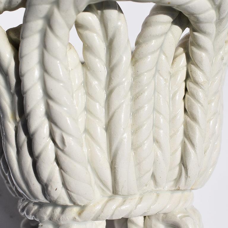 Hollywood Regency Bougeoir rond en céramique blanche à motif de corde de vannerie, Espagne en vente