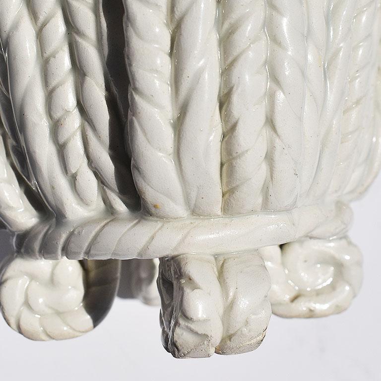 Vernissé Bougeoir rond en céramique blanche à motif de corde de vannerie, Espagne en vente