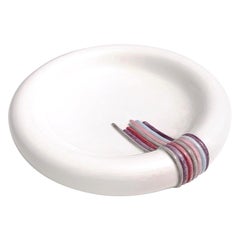 Portachiavi rotondo in ceramica bianca di Ambrogio Pozzi con dettagli dipinti a mano, Italia