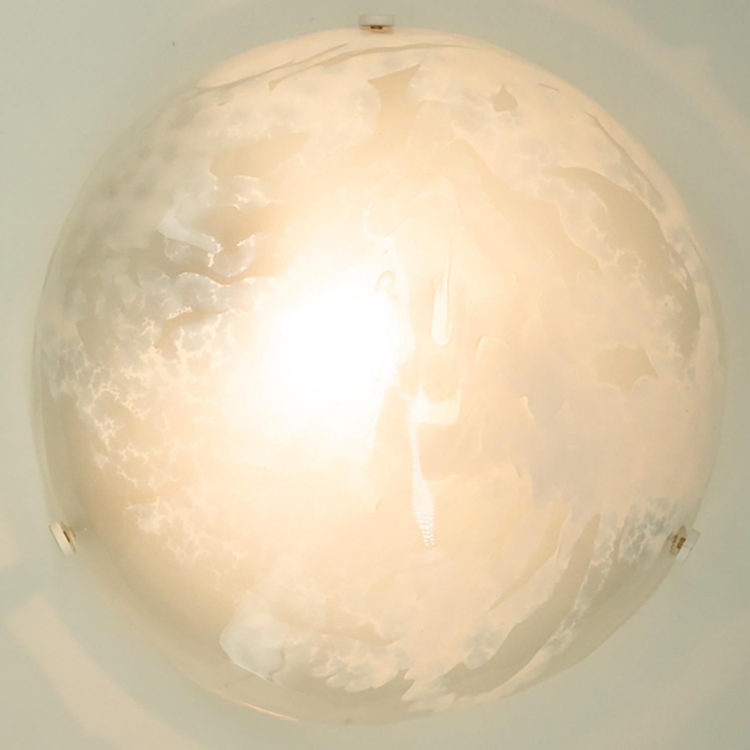 Monture encastrée ronde en verre marbré blanc transparent de Hillebrand, Allemagne, années 1960 en vente 2