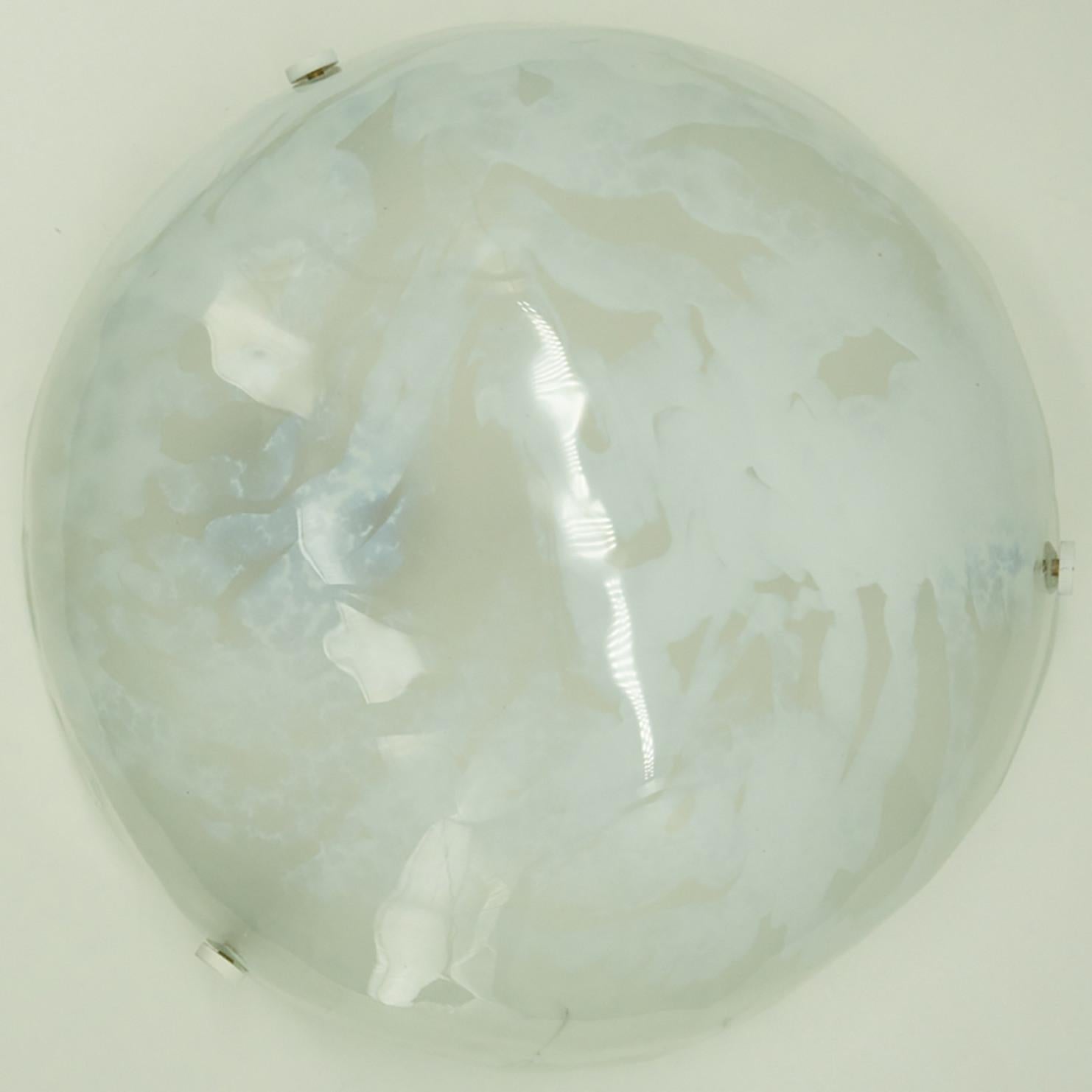 Un magnifique luminaire haut de gamme en verre soufflé marbré épais. Fabriqué dans les années 1960.
Le verre des luminaires est composé de verre blanc et clair et donne à la pièce un aspect ludique qui réfracte la lumière, remplissant une pièce