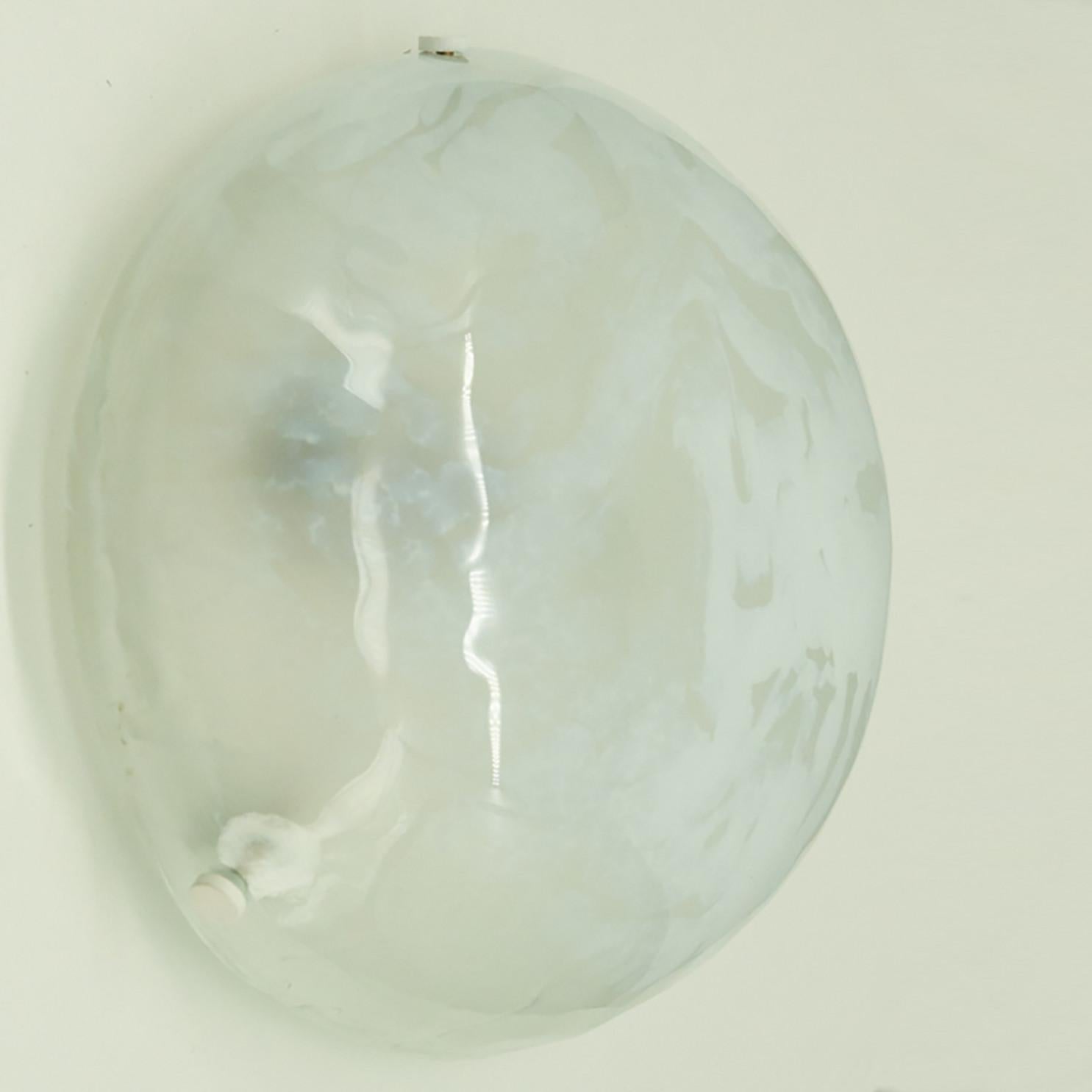 Autre Monture encastrée ronde en verre marbré blanc transparent de Hillebrand, Allemagne, années 1960 en vente