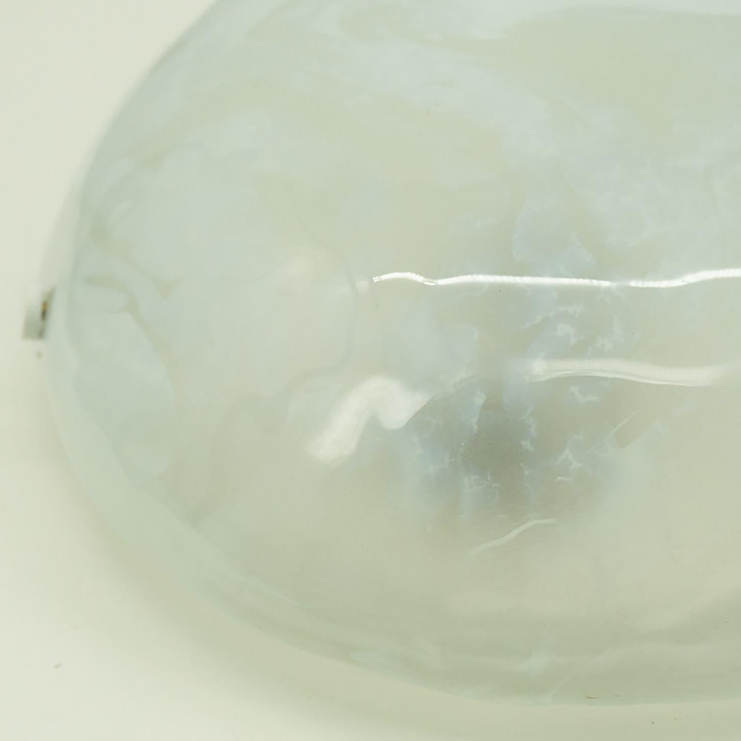 Monture encastrée ronde en verre marbré blanc transparent de Hillebrand, Allemagne, années 1960 Bon état - En vente à Rijssen, NL