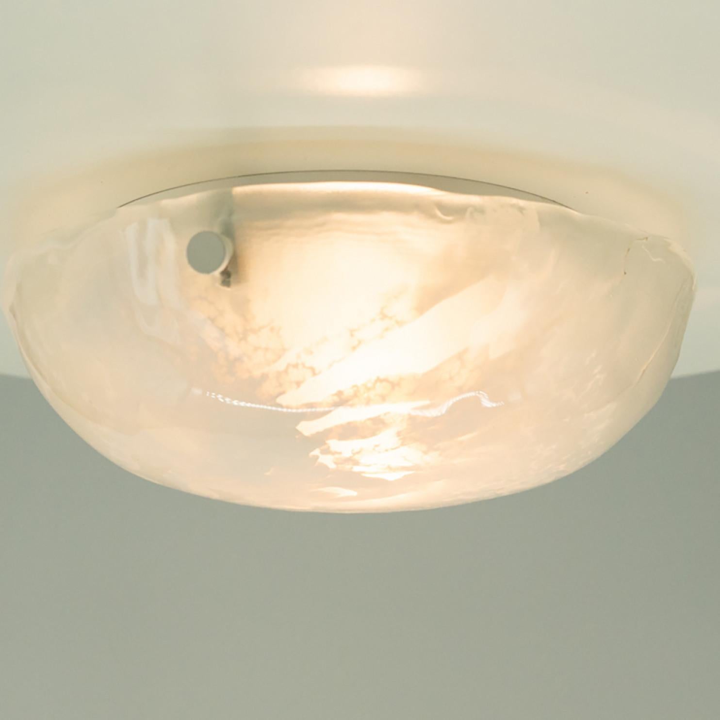 Milieu du XXe siècle Monture encastrée ronde en verre marbré blanc transparent de Hillebrand, Allemagne, années 1960 en vente