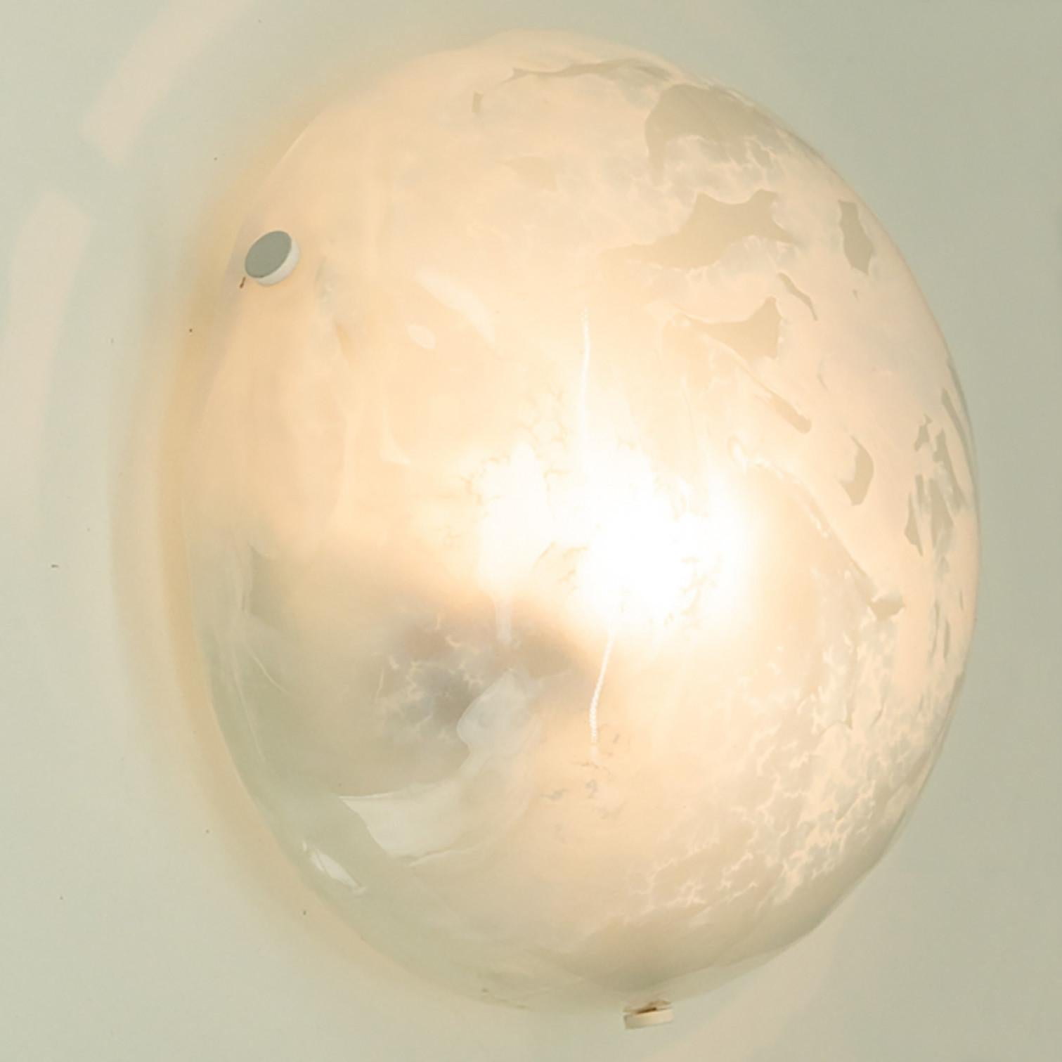 Monture encastrée ronde en verre marbré blanc transparent de Hillebrand, Allemagne, années 1960 en vente 1