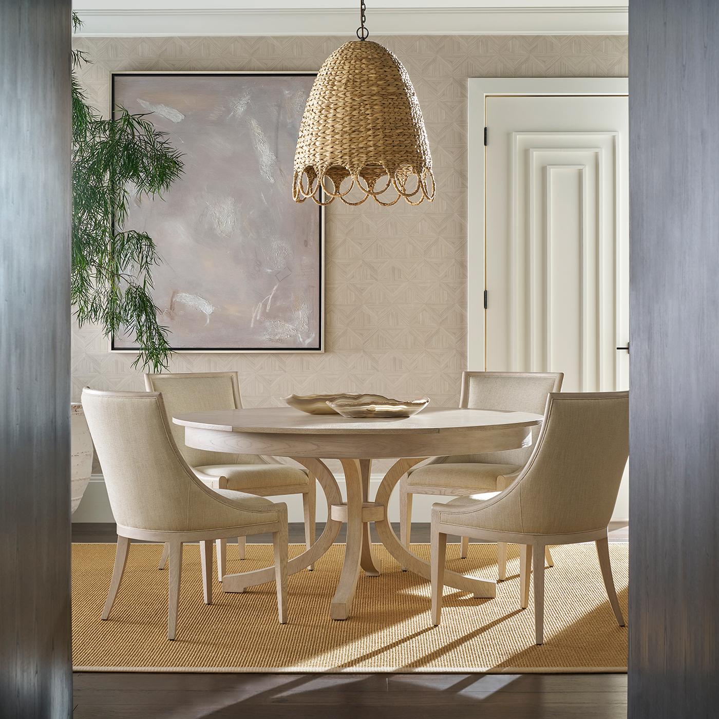 Fabriqué en chêne et recouvert d'une finition blanche Silhouette, ce meuble allie un savoir-faire traditionnel à une silhouette d'inspiration côtière.

Le plateau rond et extensible offre une présence douce et accueillante, ce qui le rend idéal pour