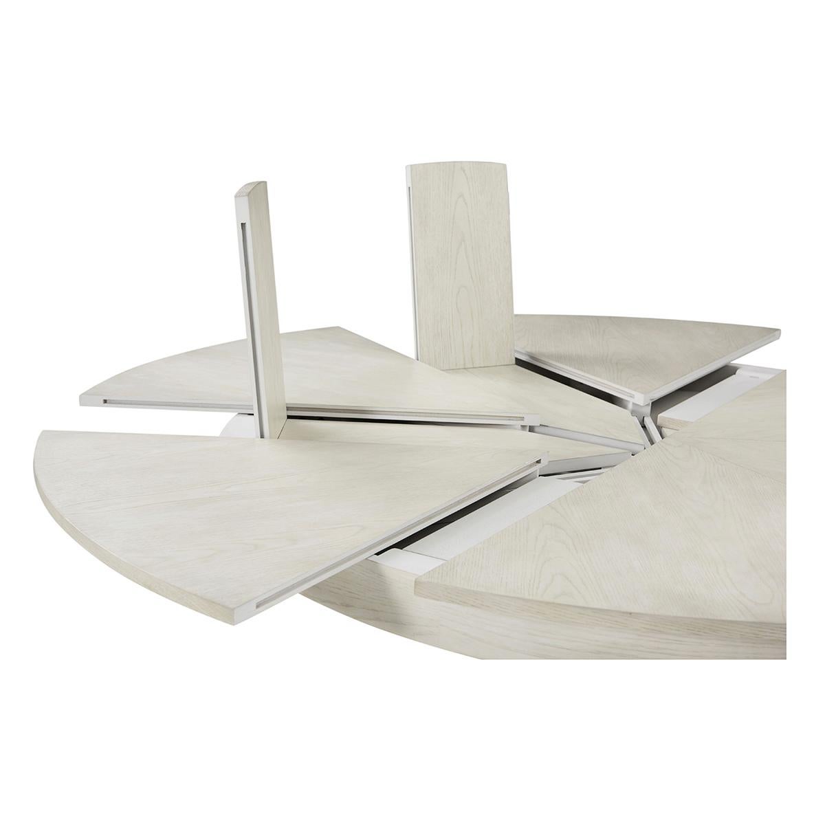 Vietnamien Table de salle à manger ronde à rallonge côtière blanche en vente