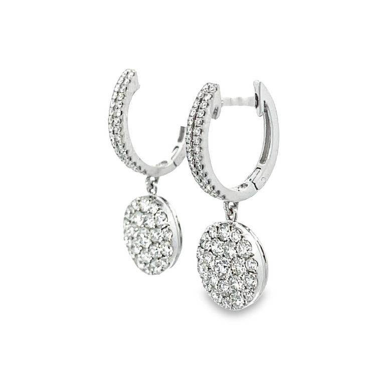Erhöhen Sie Ihren Stil mit diesen exquisiten Diamantohrringen, die Eleganz und Raffinesse ausstrahlen. Dieses Paar Ohrringe besteht aus hochwertigen weißen runden Diamanten mit der Farbe G und der Reinheit VS, die im Licht wunderschön funkeln. Das