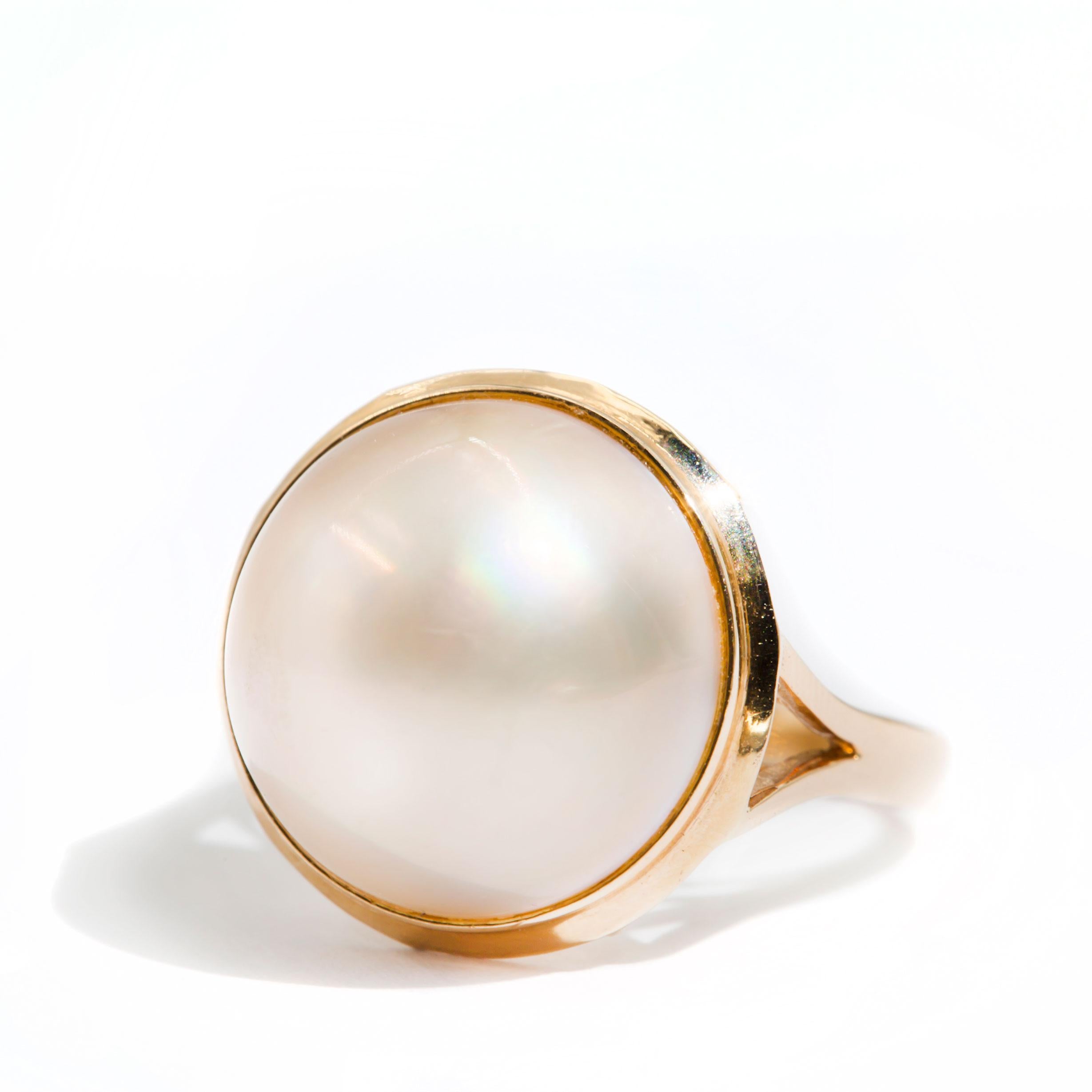 Round White Mabe Pearl 9 Carat Yellow Gold Vintage Dome Solitaire Ring 5
