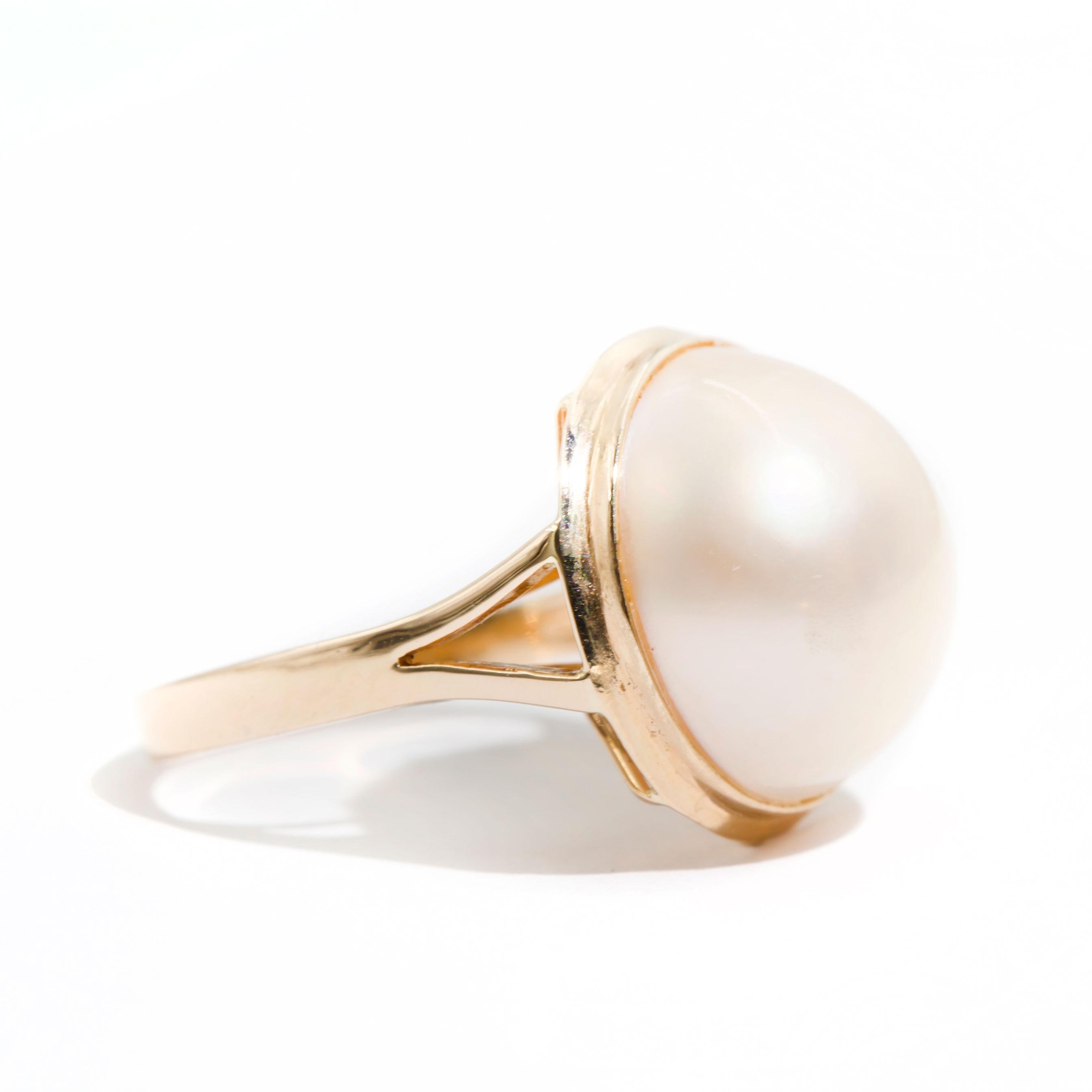 Contemporary Round White Mabe Pearl 9 Carat Yellow Gold Vintage Dome Solitaire Ring