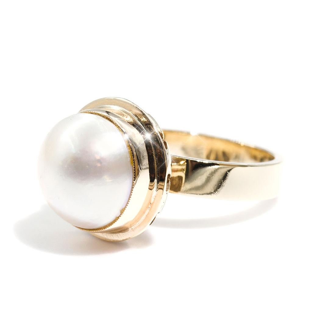 Round White Mabe Pearl 9 Carat Yellow Gold Vintage Dome Solitaire Ring 2