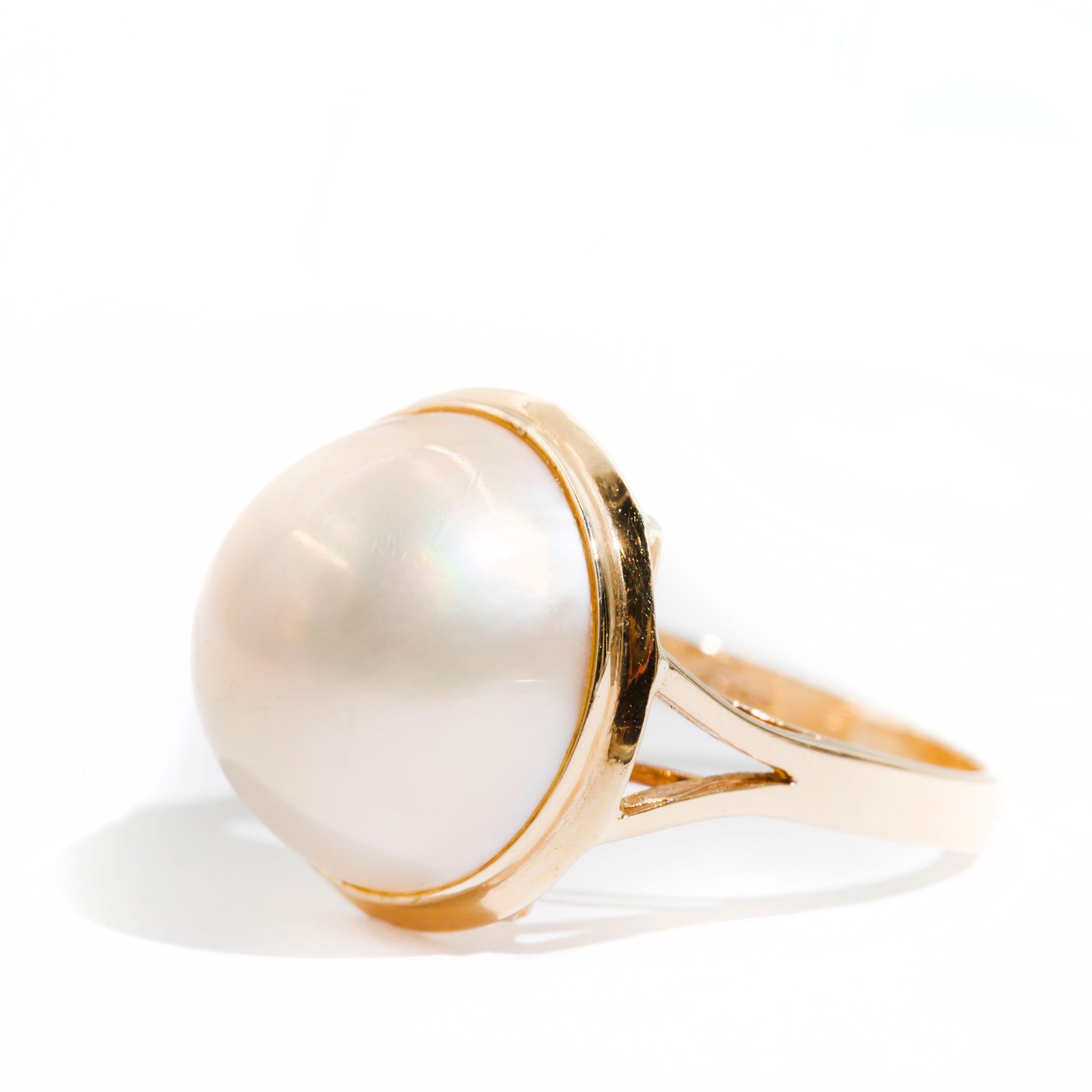 Round White Mabe Pearl 9 Carat Yellow Gold Vintage Dome Solitaire Ring 3