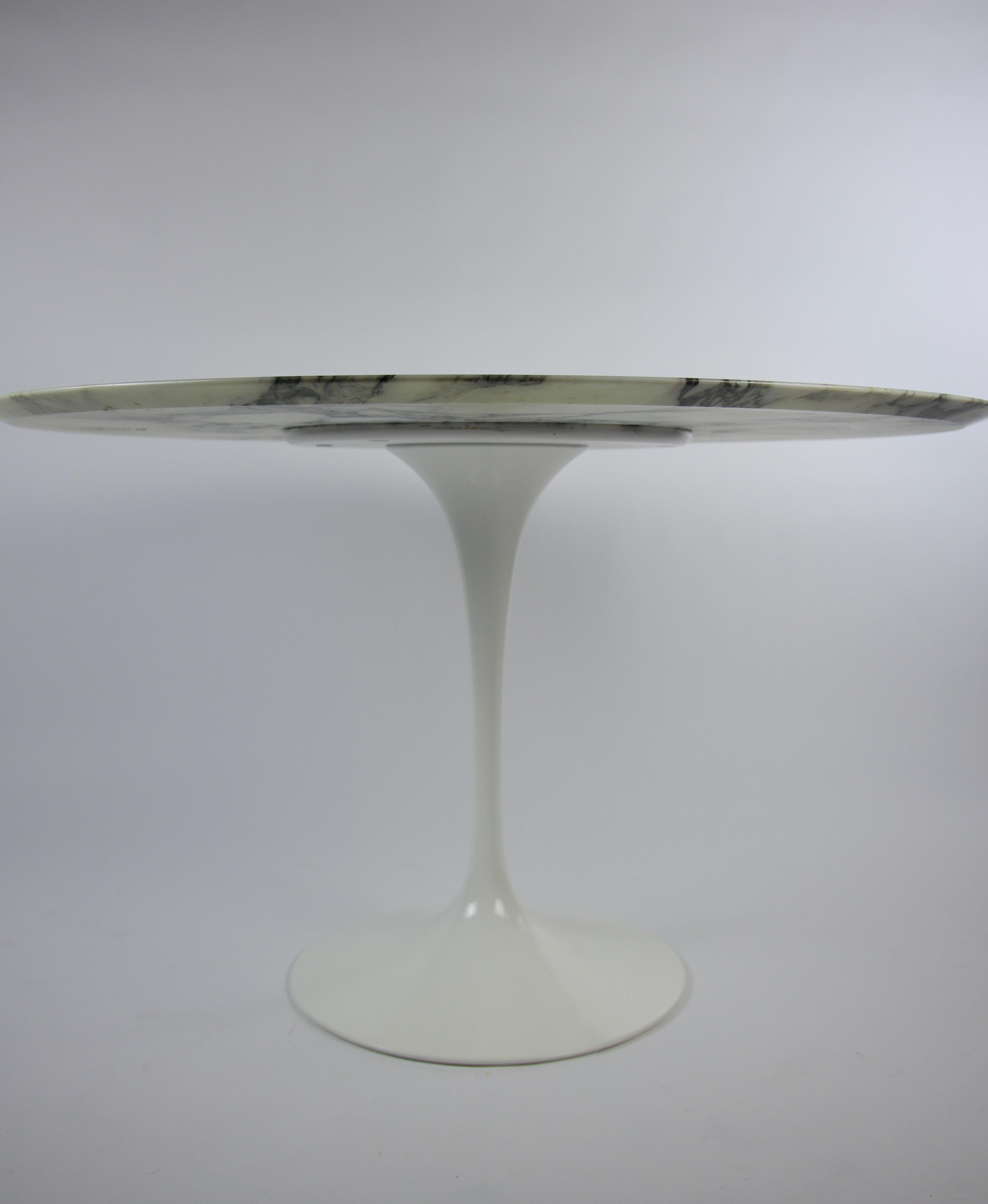 Mid-Century Modern Round White Marble Dining Table by Eero Saarinen for Knoll