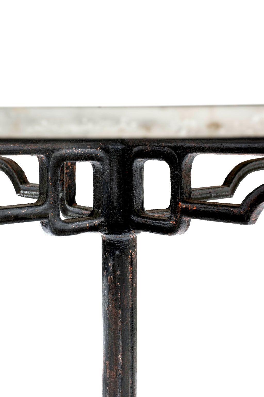 Mesa redonda con tablero de mármol blanco, elevada sobre una base de hierro pintado, hacia 1870-1899.

Nota: El acabado original/temprano del metal antiguo y de época incluirá algunos, o todos, de los siguientes elementos: pátina, descamación, óxido