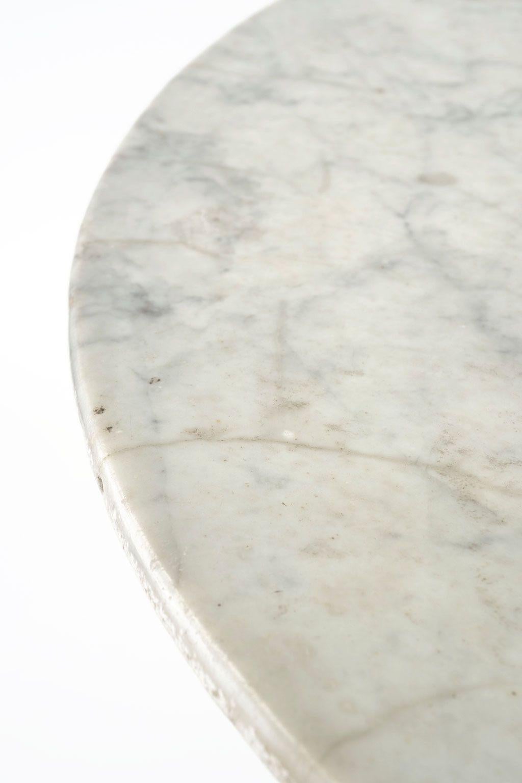 Mesa redonda de mármol blanco sobre base de hierro pintado Francés en venta