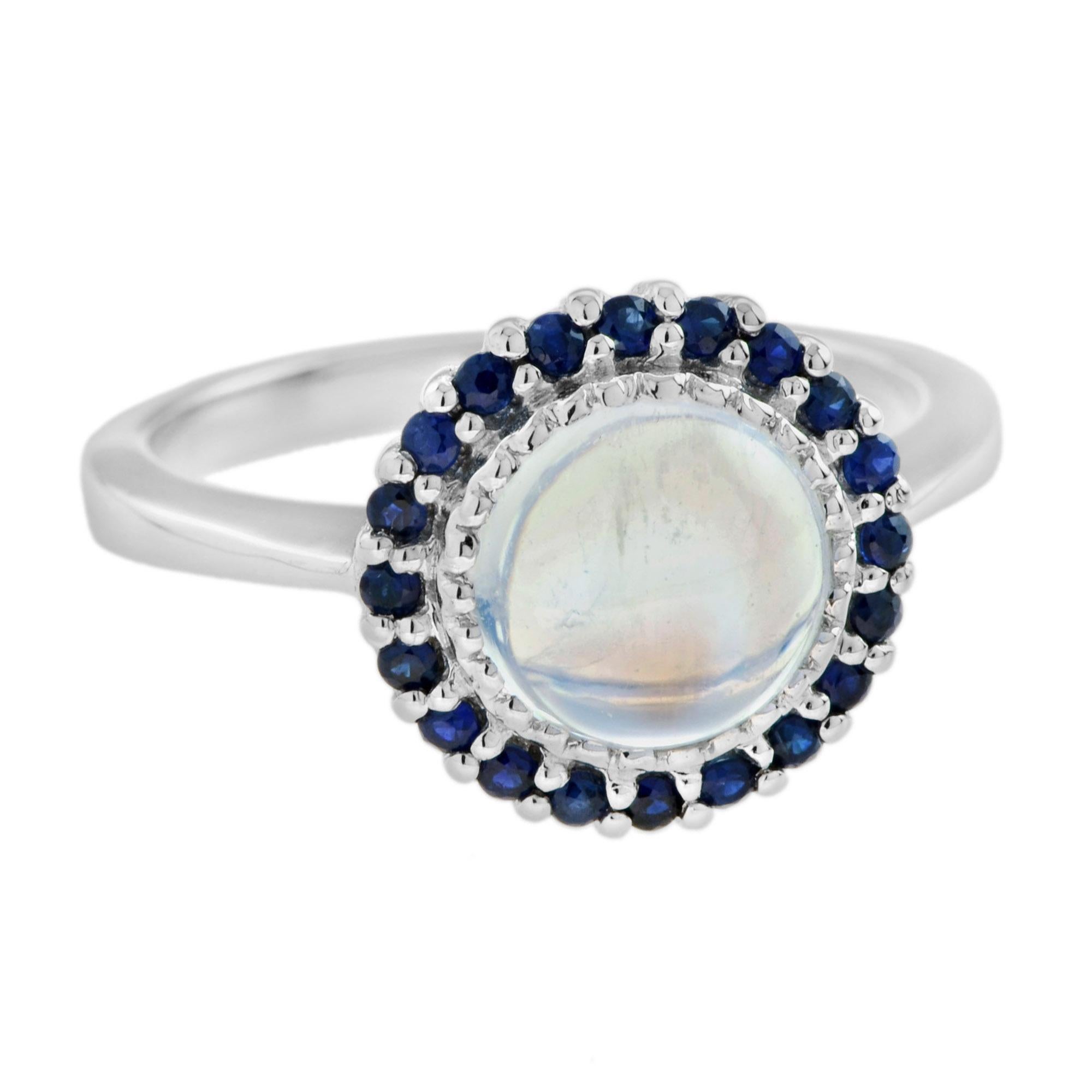 Una pietra di luna scintillante è orbitata da venti zaffiri blu più piccoli in questo anello molto bello e portabile. Oro bianco 14K. 
Informazioni sull'anello
Stile: Art-deco
Peso totale: 3,84 g. (peso totale approssimativo)
Gemma centrale
Tipo: