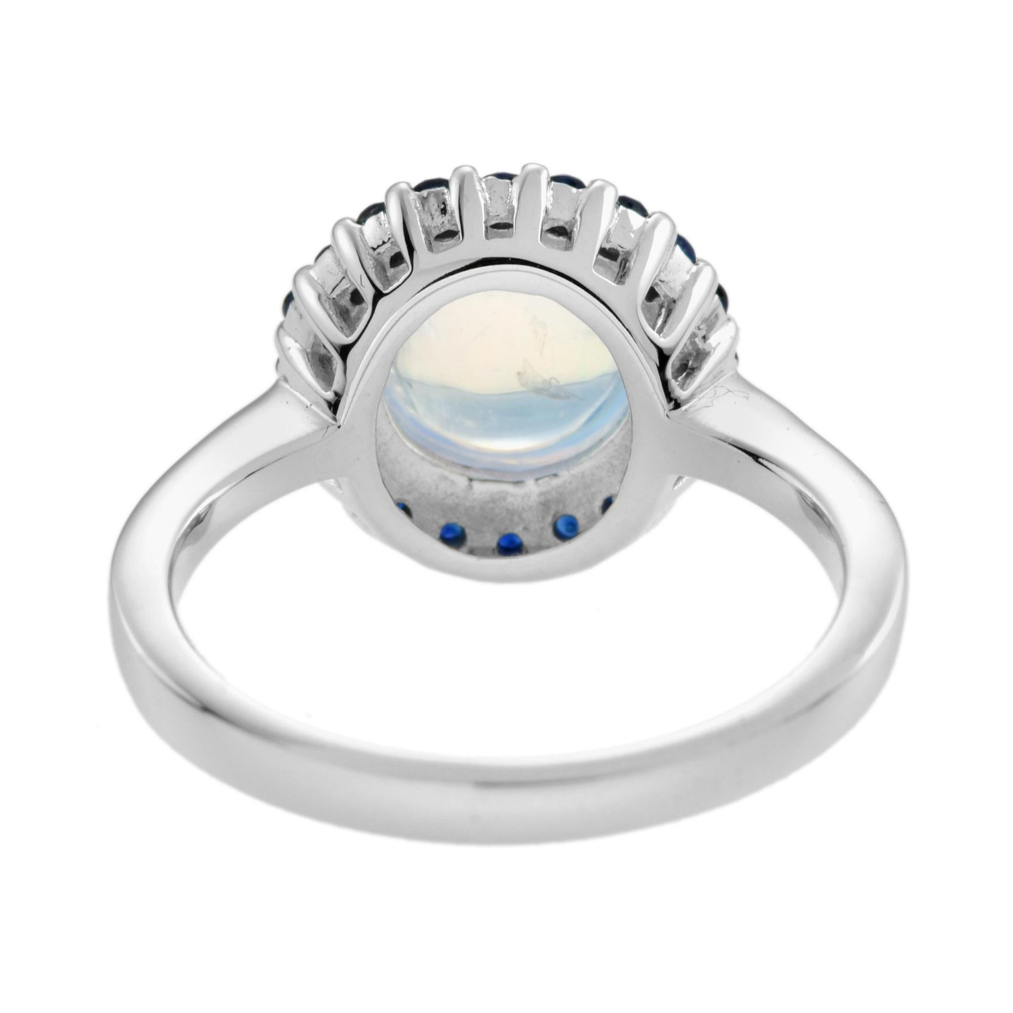 Cabochon Anello con pietra di luna bianca rotonda e zaffiro blu a raggiera in stile vintage in oro bianco 14 carati in vendita