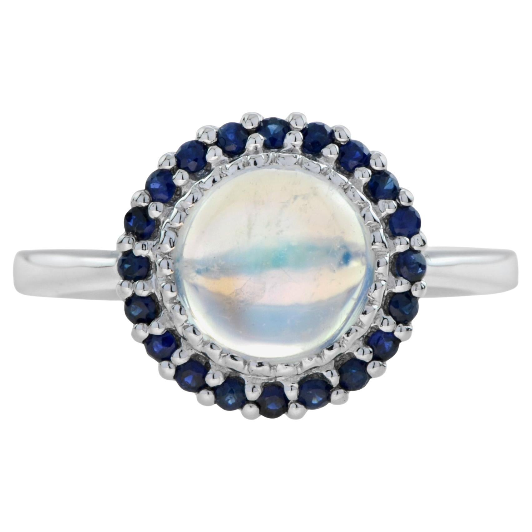 Anello con pietra di luna bianca rotonda e zaffiro blu a raggiera in stile vintage in oro bianco 14 carati in vendita