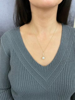 Collana con ciondolo moda con perle bianche rotonde e diamanti in oro giallo 18 carati