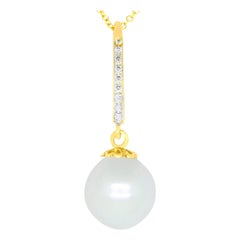 Collana con ciondolo moda con perle bianche rotonde e diamanti in oro giallo 18 carati