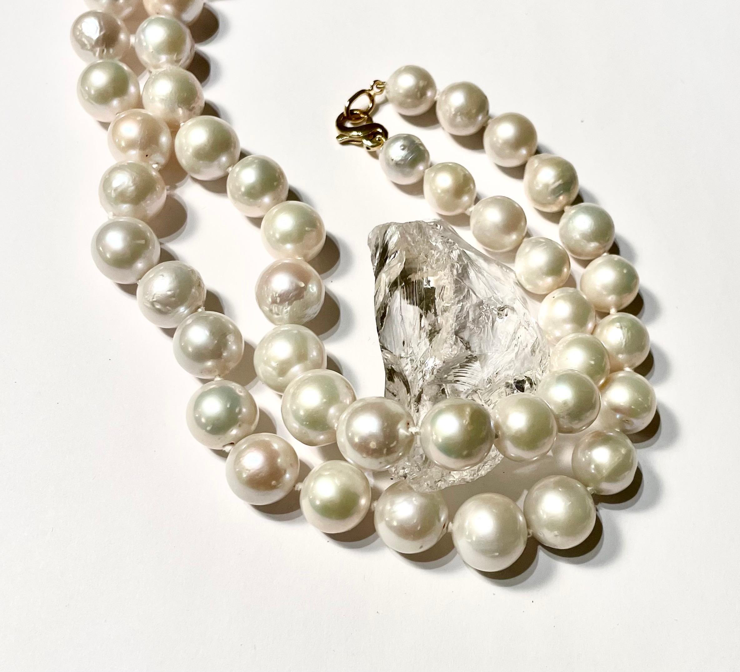 Description
White round freshwater pearls 11.5 to 14.5mm, 14k yellow gold. Can be doubled.
Item # N2445

Materials and Weight
White round freshwater pearls, 11.5 to 14.5mm
14k yellow gold.

Dimension
Necklace length: 36 inches, can be worn long or