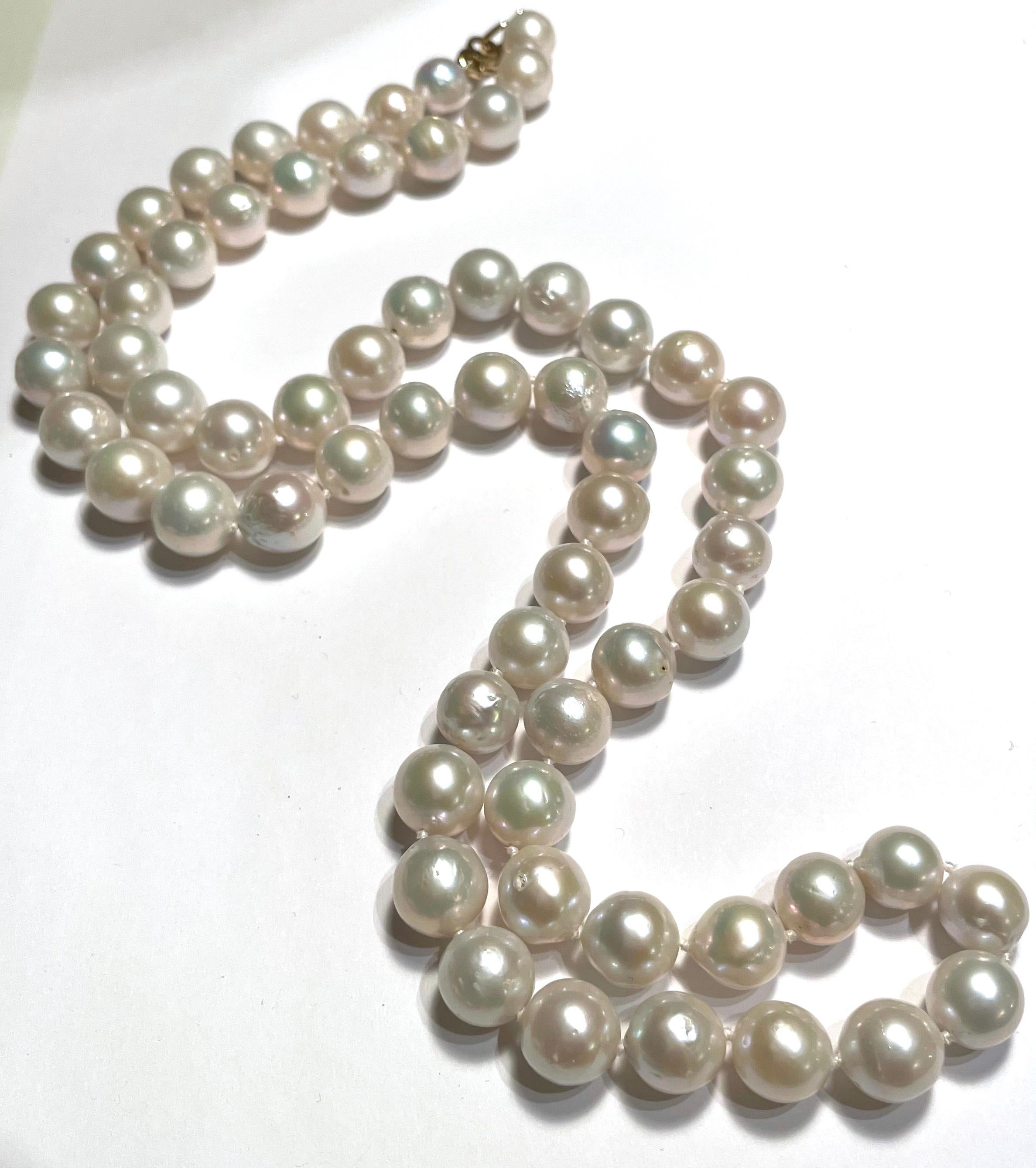 Artisan Collier long en perles blanches rondes en vente