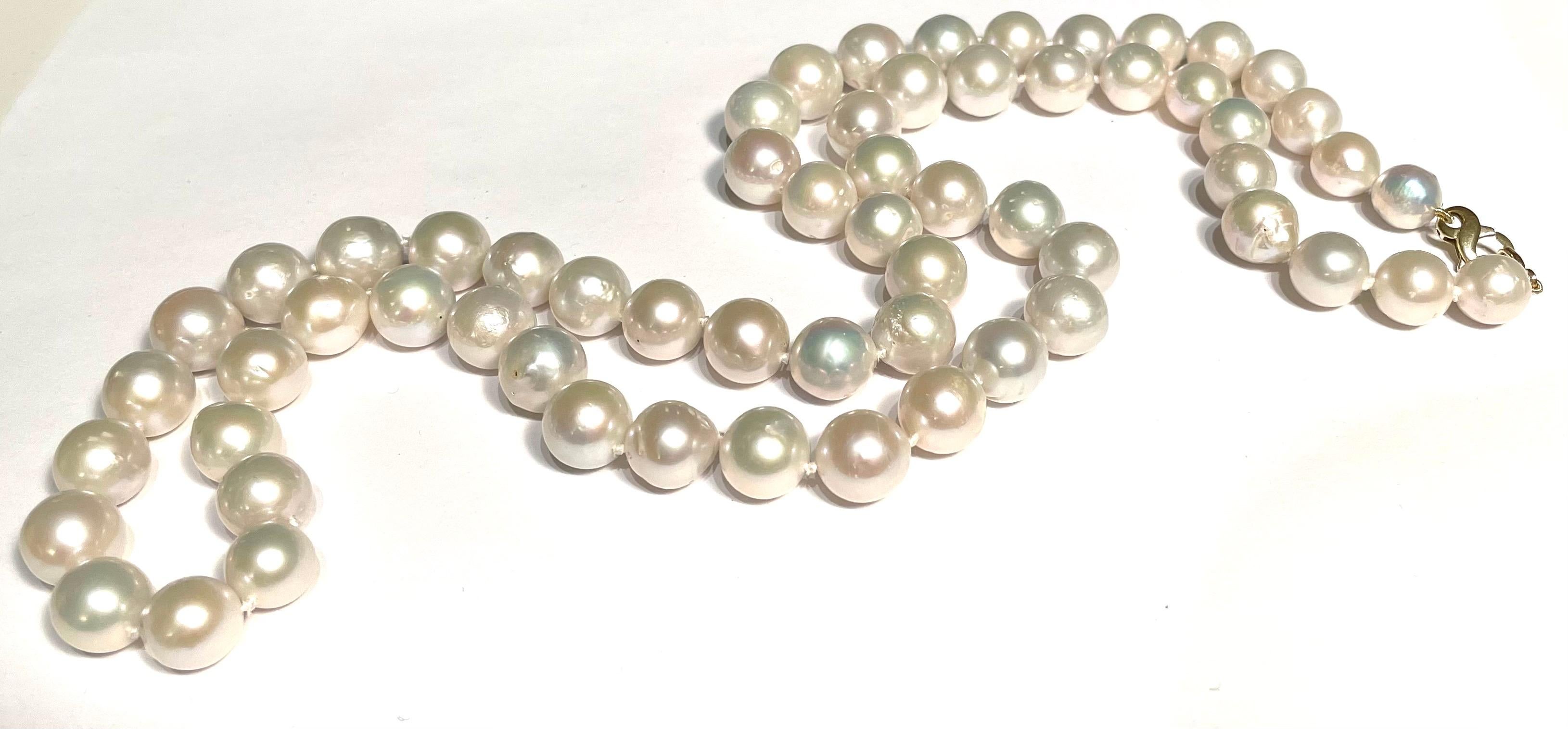 Taille ronde Collier long en perles blanches rondes en vente