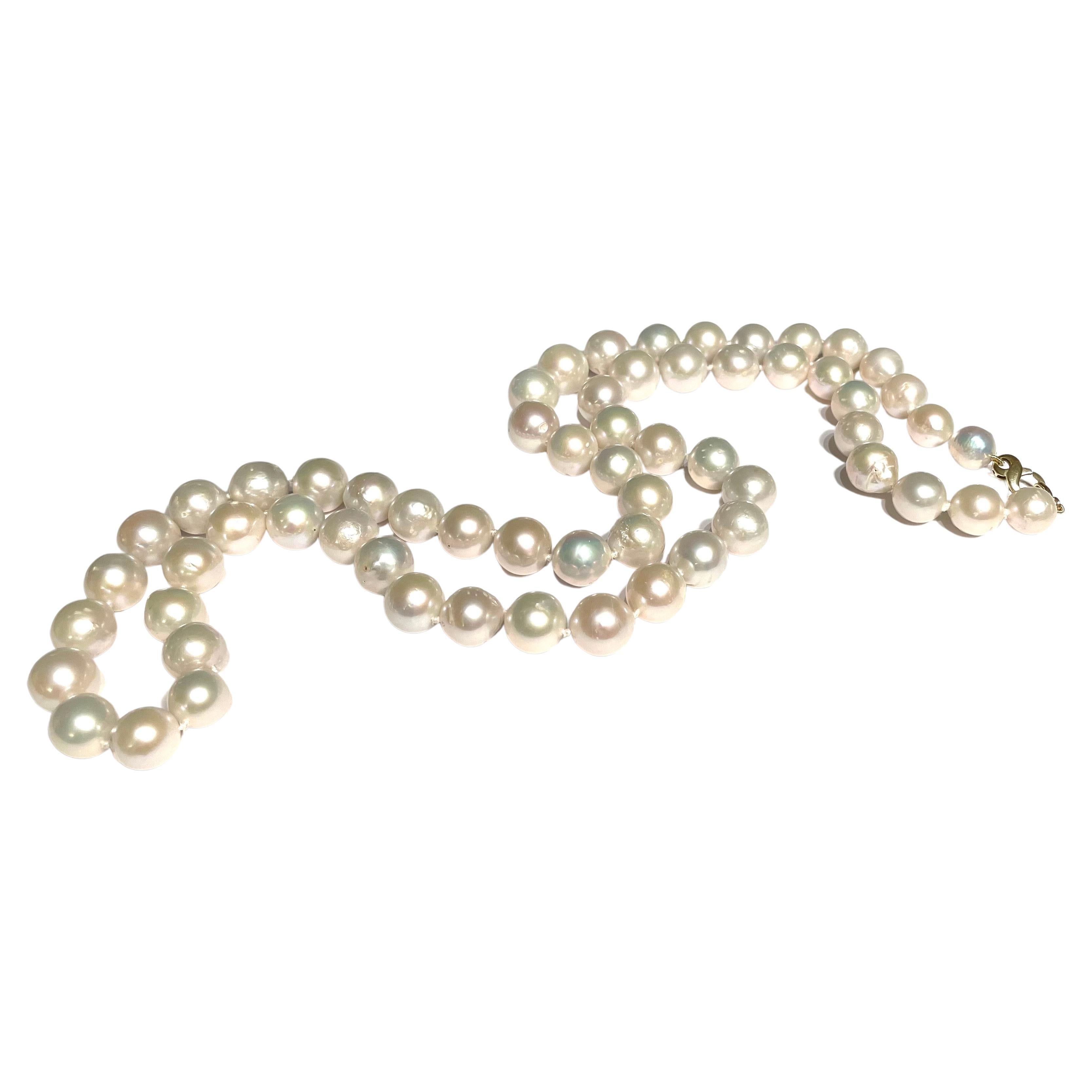 Collier long en perles blanches rondes en vente