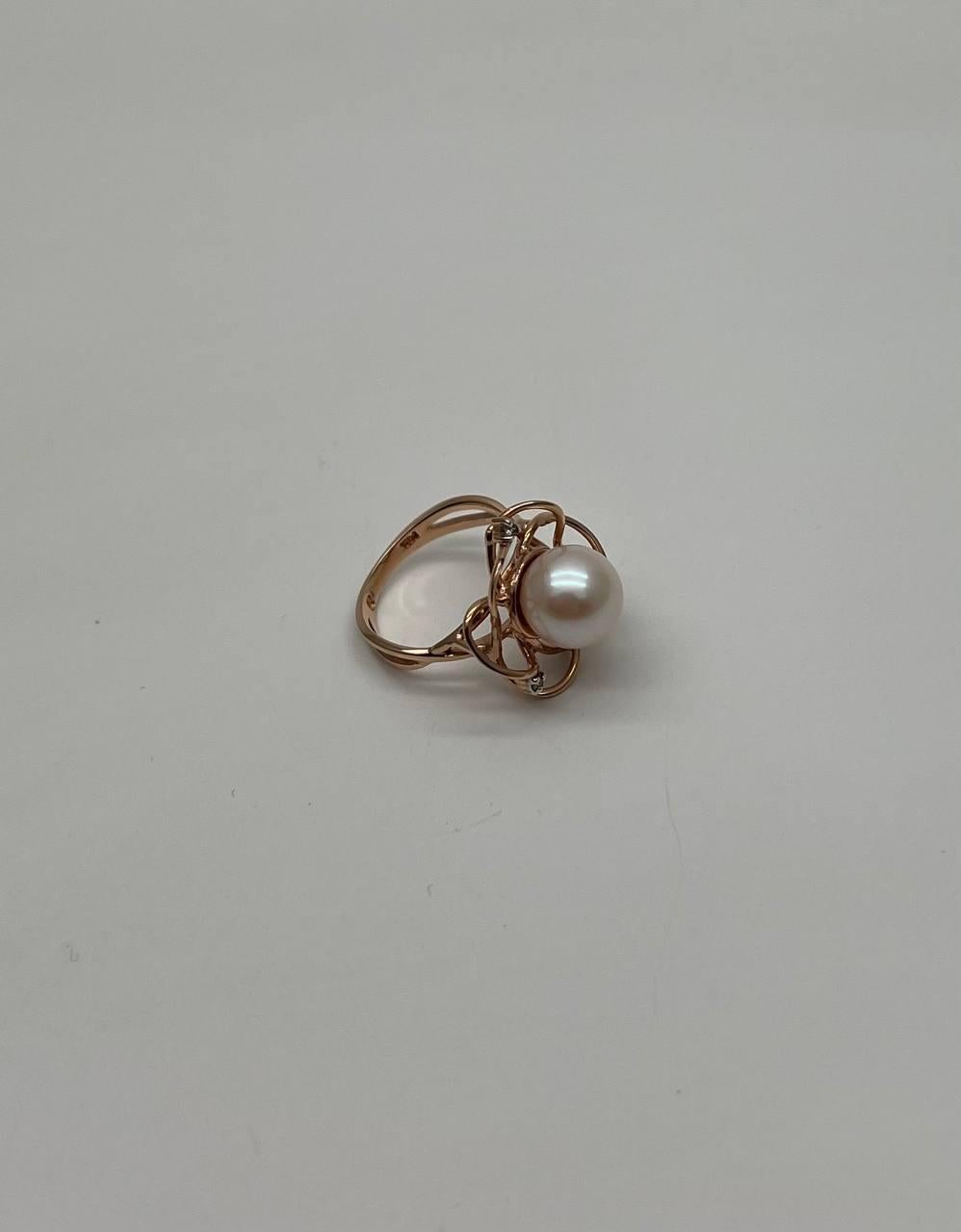 A sophisticated and elegant ring featuring a lustrous pearl at its center.
The pearl is encased in an intricate rose gold wire design, creating a captivating and modern aesthetic.
14K Rose Gold 
Natural Pearl
