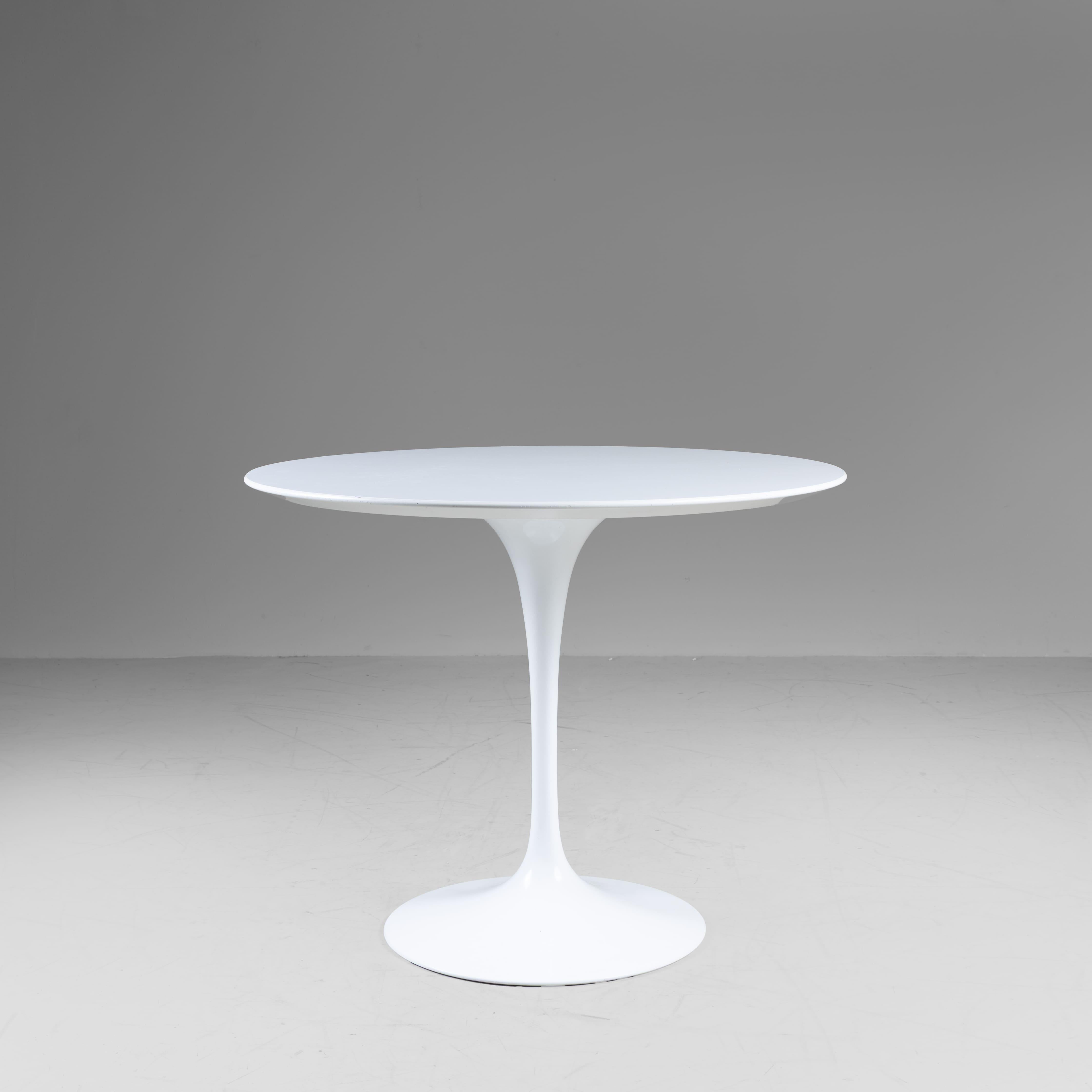 italien Table ronde à piédestal blanc Tulipe par Eero Saarinen pour Knoll, 1955 en vente