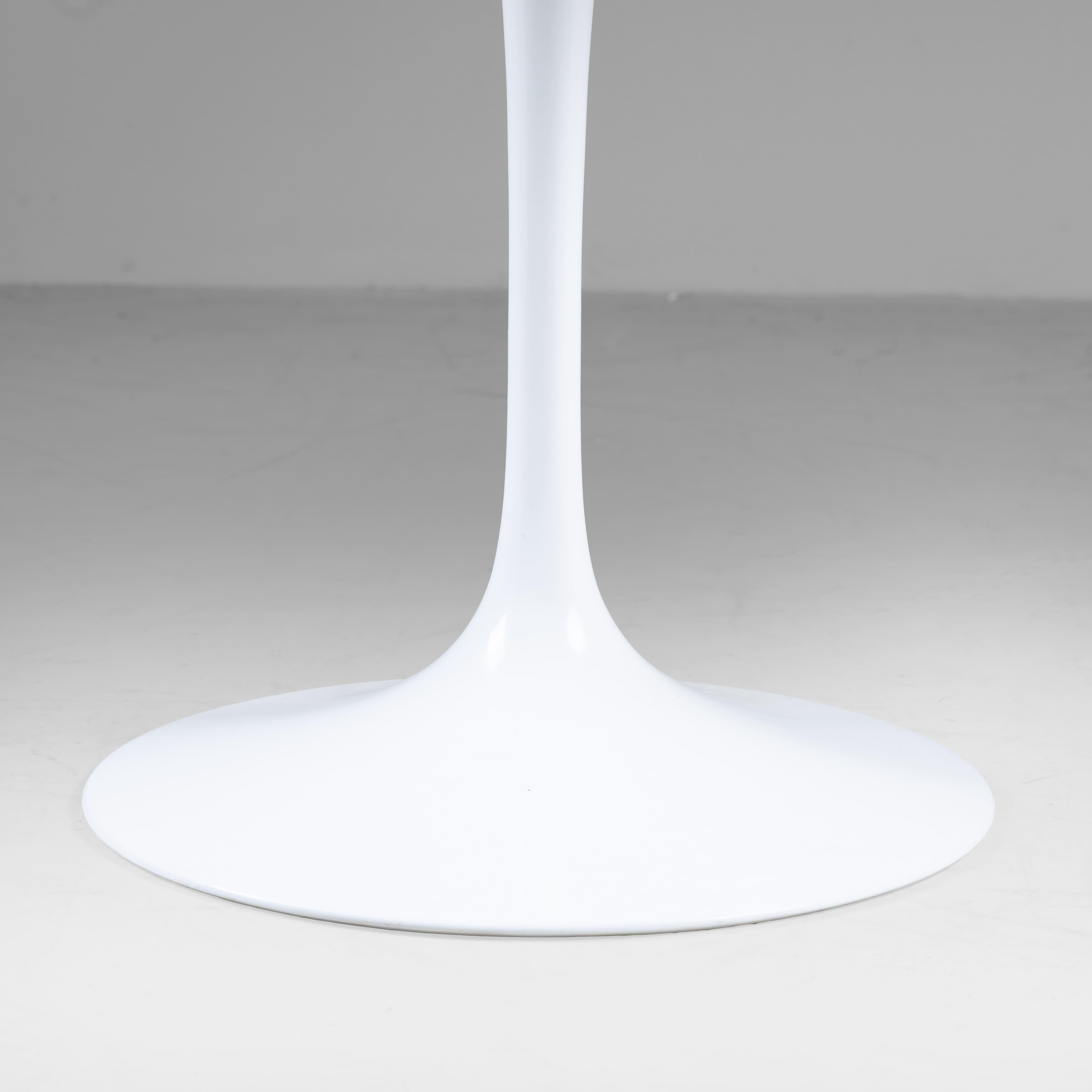 Table ronde à piédestal blanc Tulipe par Eero Saarinen pour Knoll, 1955 en vente 1