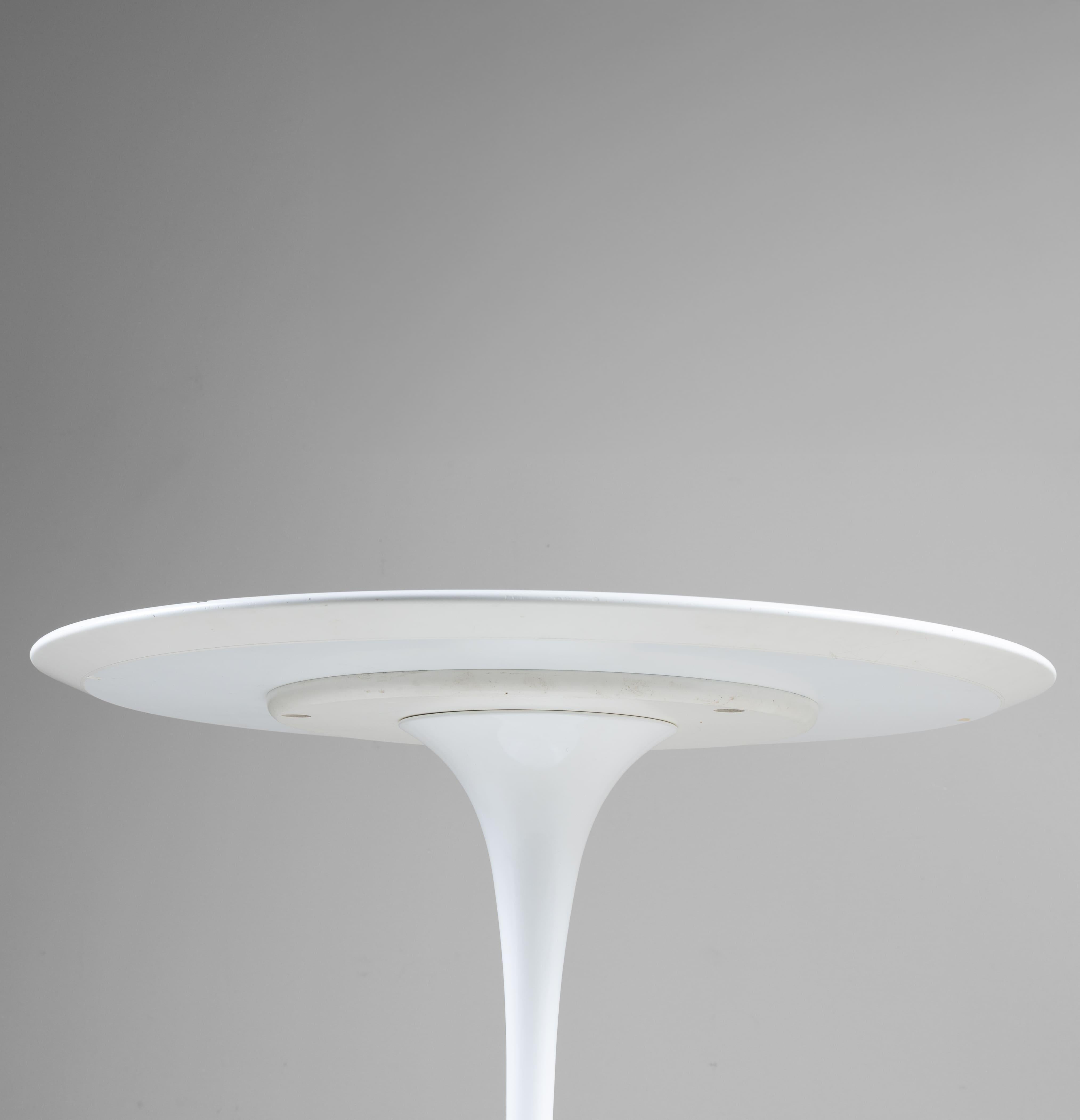 Table ronde à piédestal blanc Tulipe par Eero Saarinen pour Knoll, 1955 en vente 2