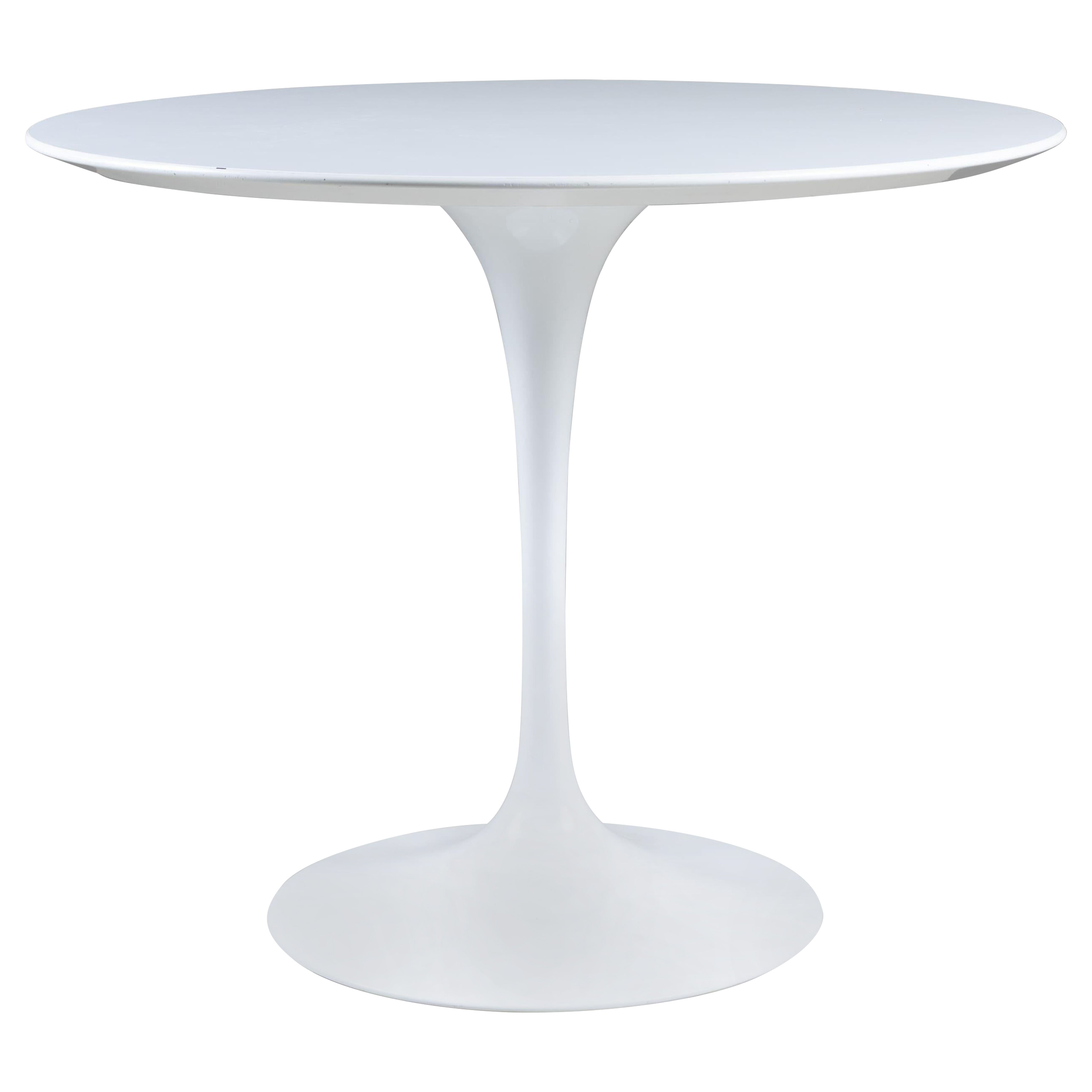 Round white Pedestal Tulip Table by Eero Saarinen for Knoll, 1955