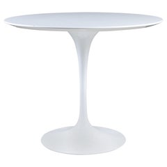 Round white Pedestal Tulip Table by Eero Saarinen for Knoll, 1955