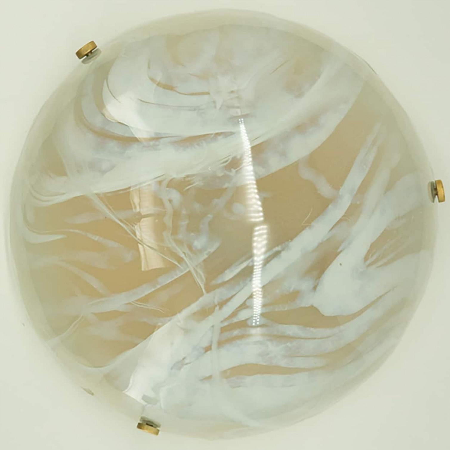 Eine wunderbare High-End-Leuchte mit dickem marmoriertem mundgeblasenem Glas. Hergestellt in den 1960er Jahren.
Das Glas der Leuchten besteht aus weißem und geräuchertem Glas und verleiht dem Stück ein verspieltes Aussehen, das das Licht bricht und