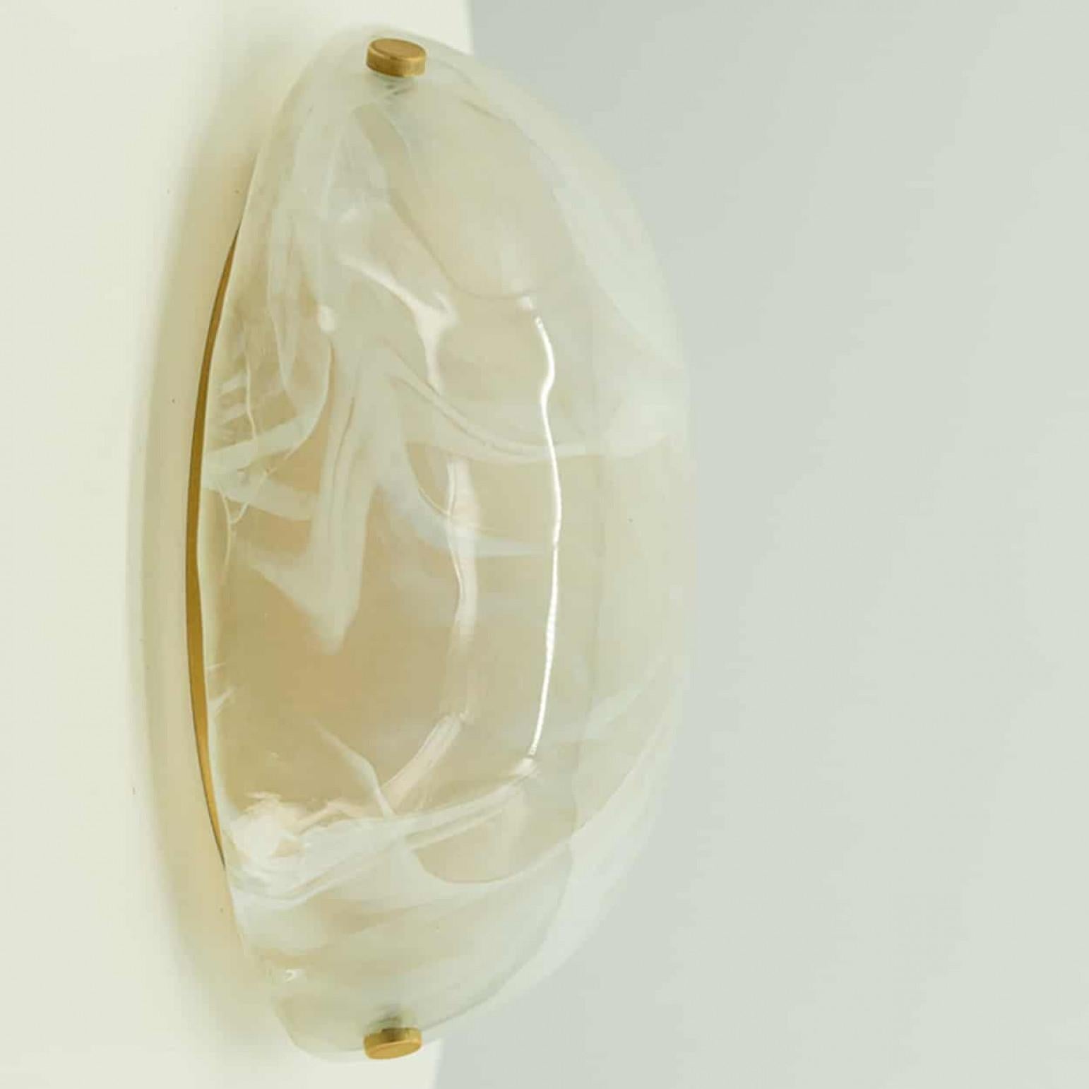 Runde Einbaubeleuchtung aus weißem, geräuchertem, marmoriertem Glas von Hillebrand, Deutschland, 1960er Jahre (Moderne der Mitte des Jahrhunderts) im Angebot
