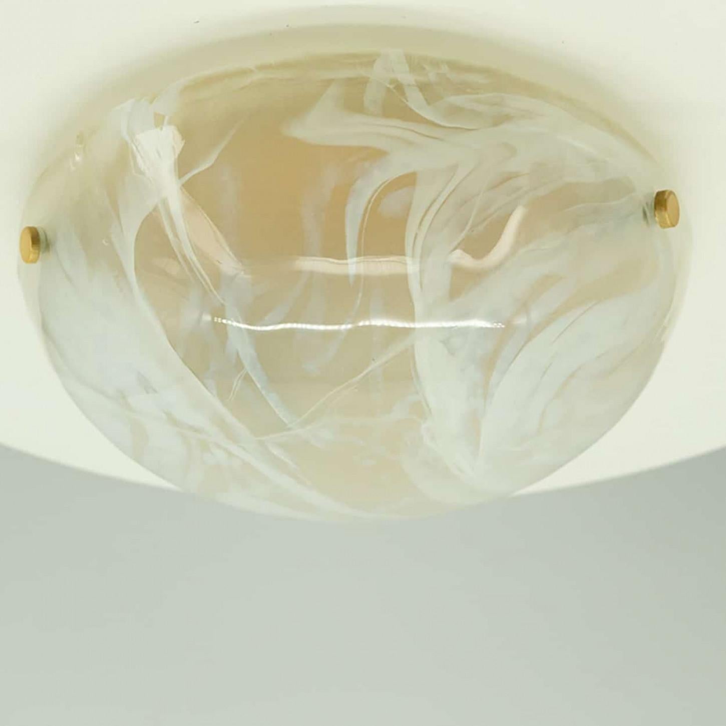 Runde Einbaubeleuchtung aus weißem, geräuchertem, marmoriertem Glas von Hillebrand, Deutschland, 1960er Jahre (Sonstiges) im Angebot