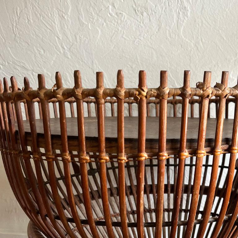 Ein zeitloser runder Beistelltisch aus Korbgeflecht in der Manier von Franco Albini. Dieser Beistelltisch aus der Mitte des Jahrhunderts wurde in den 1960er Jahren entworfen. Er besteht aus einem geflochtenen Geflecht und einem gebogenen Holzsockel,