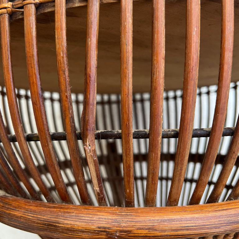 Runder italienischer Fischkorb-Beistelltisch aus Korbweide und Rattan – nach Albini, 1960er Jahre im Zustand „Gut“ im Angebot in Oklahoma City, OK